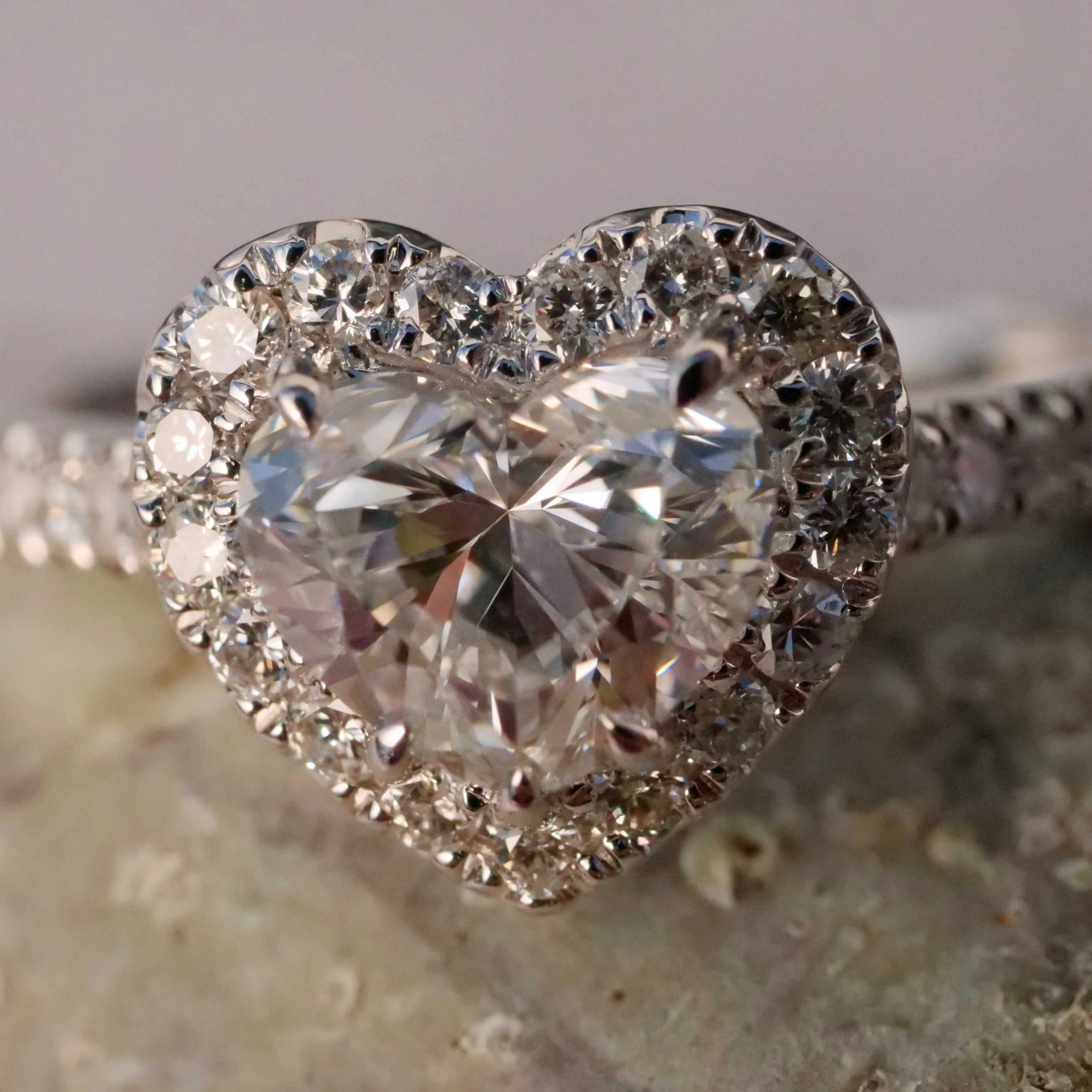 Ring 18 kt White Gold with Heart full cut brilliant approx. 1.00 ct, E (very fine white) / VVS2(very small inclusions), with GIA report