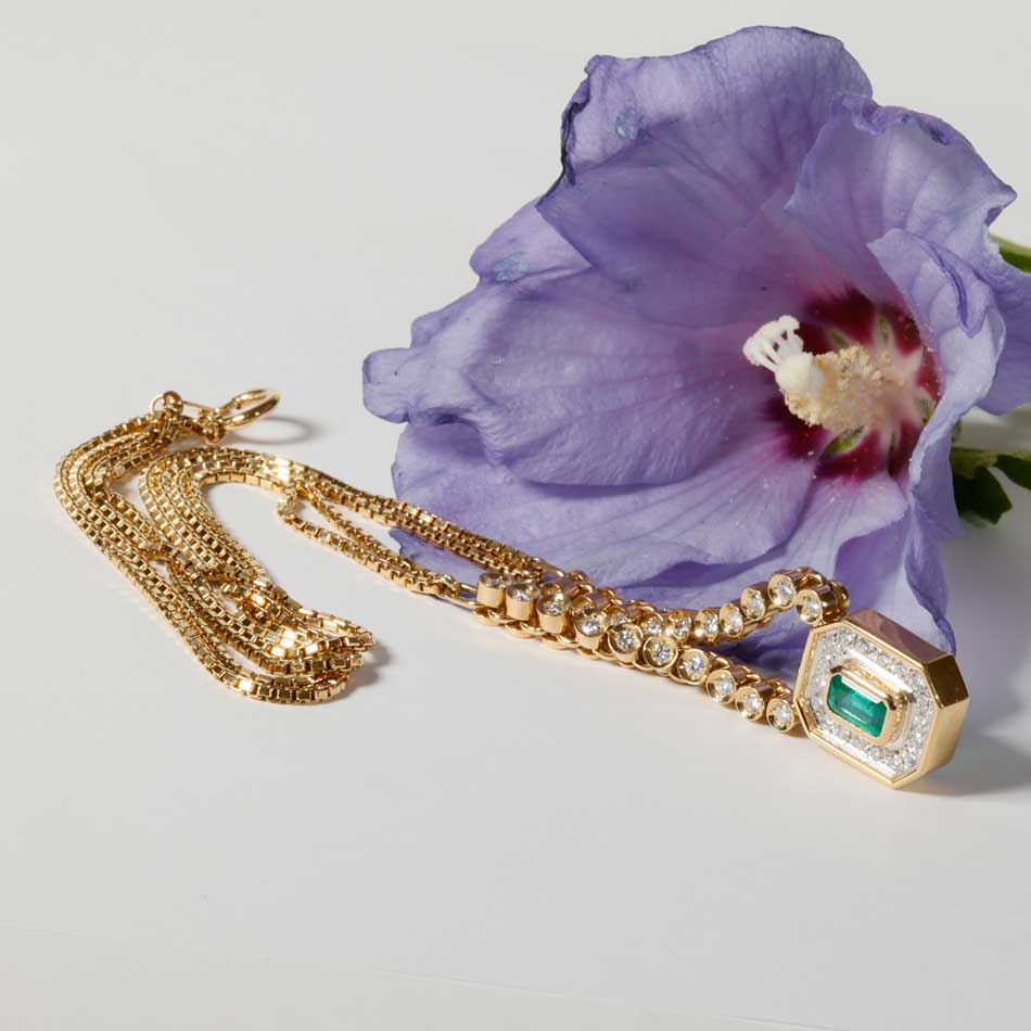Emerald Platinum Necklace as a classic... beautiful and elegant...0.58 ct