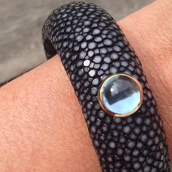 Topaz Stingray Bracelet 14 kt Yellow Gold...Eternity Blue