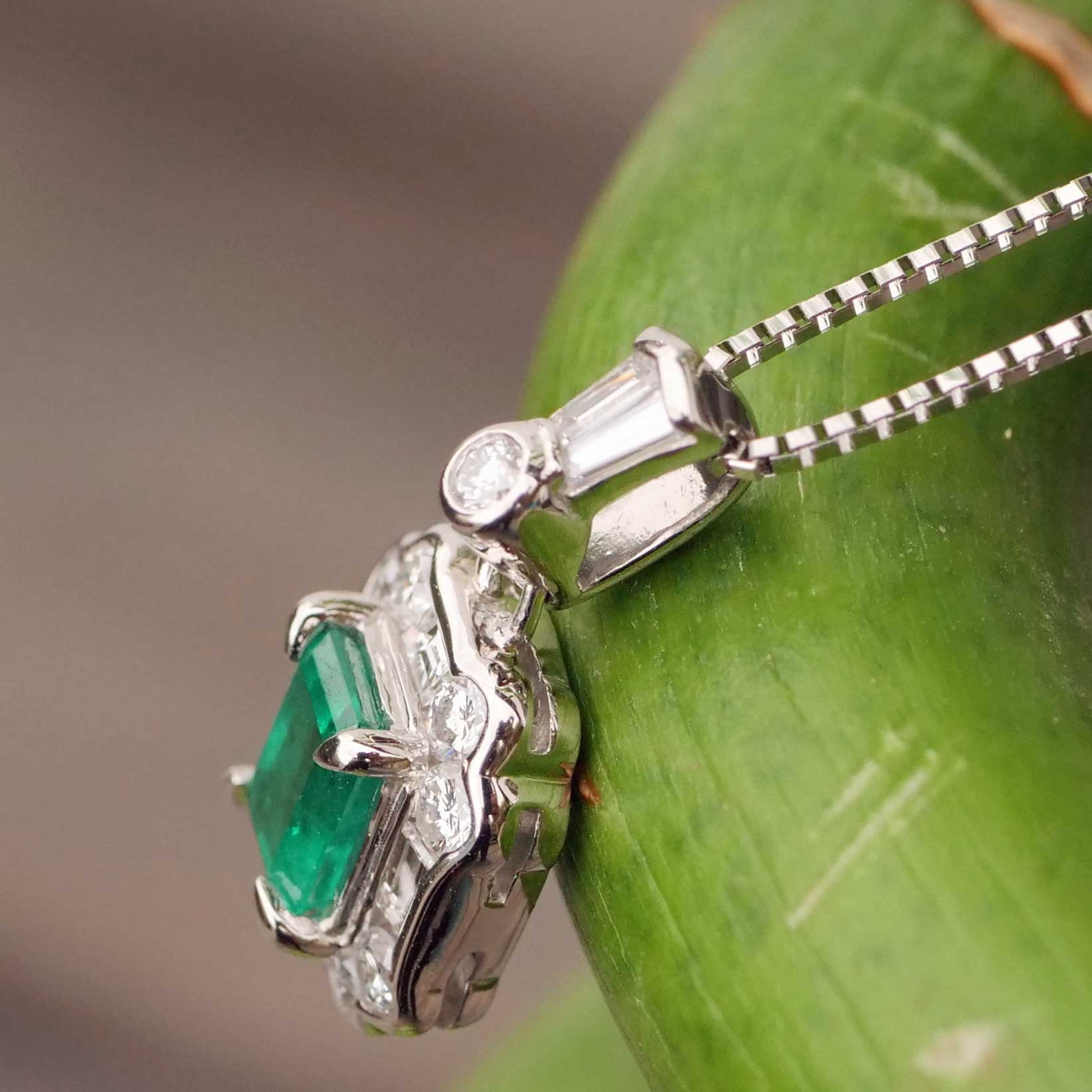 Vivid Green Emerald Brilliant Necklace 900 Platinum 0.48 ct 0.41 ct Colombia