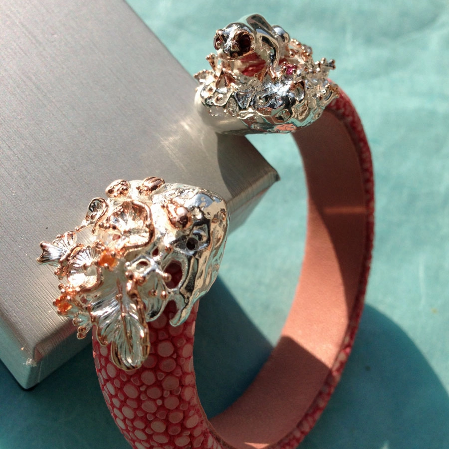 Rochenleder-Armreif mit Froschmotiv und Saphiren, 925/-Silber/vergoldet, Handarbeit, SW 490.-Euro