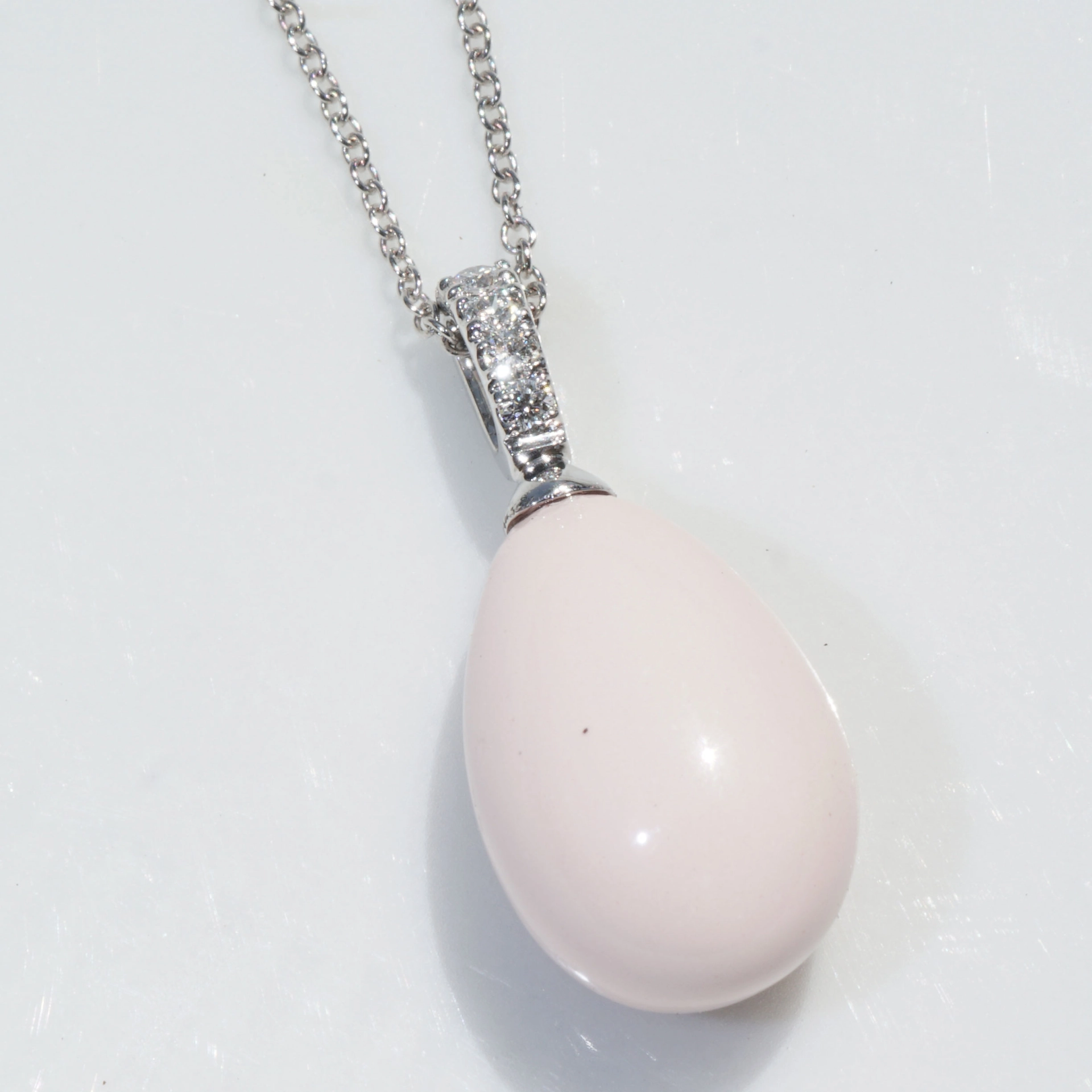 Fine Angel Skin Drop Brilliant Pendant with Chain 18 kt White Gold...sooo elegant