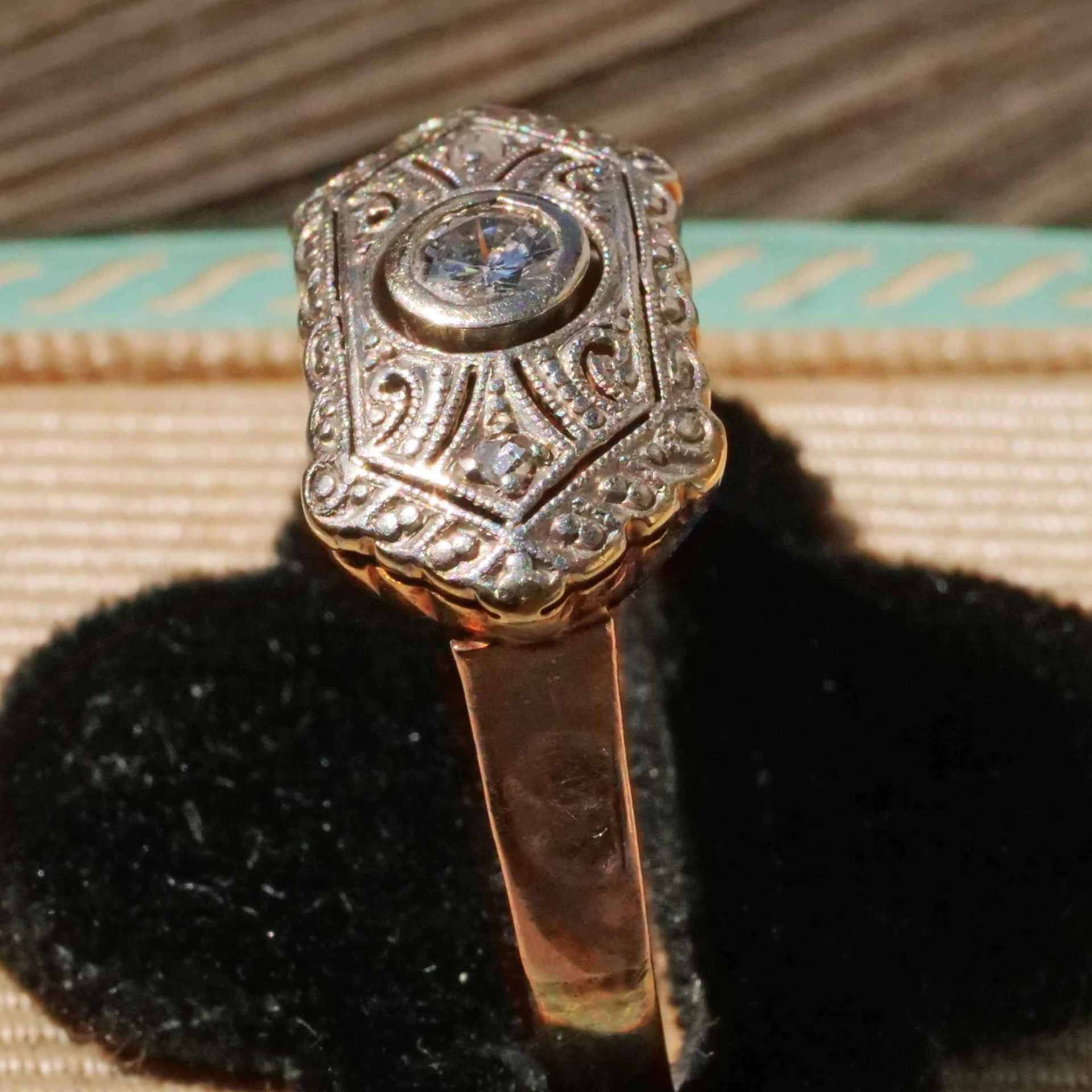 Art Deco Ring Diamonds total 0..22 ct 14 kt Gold..dazzling History
