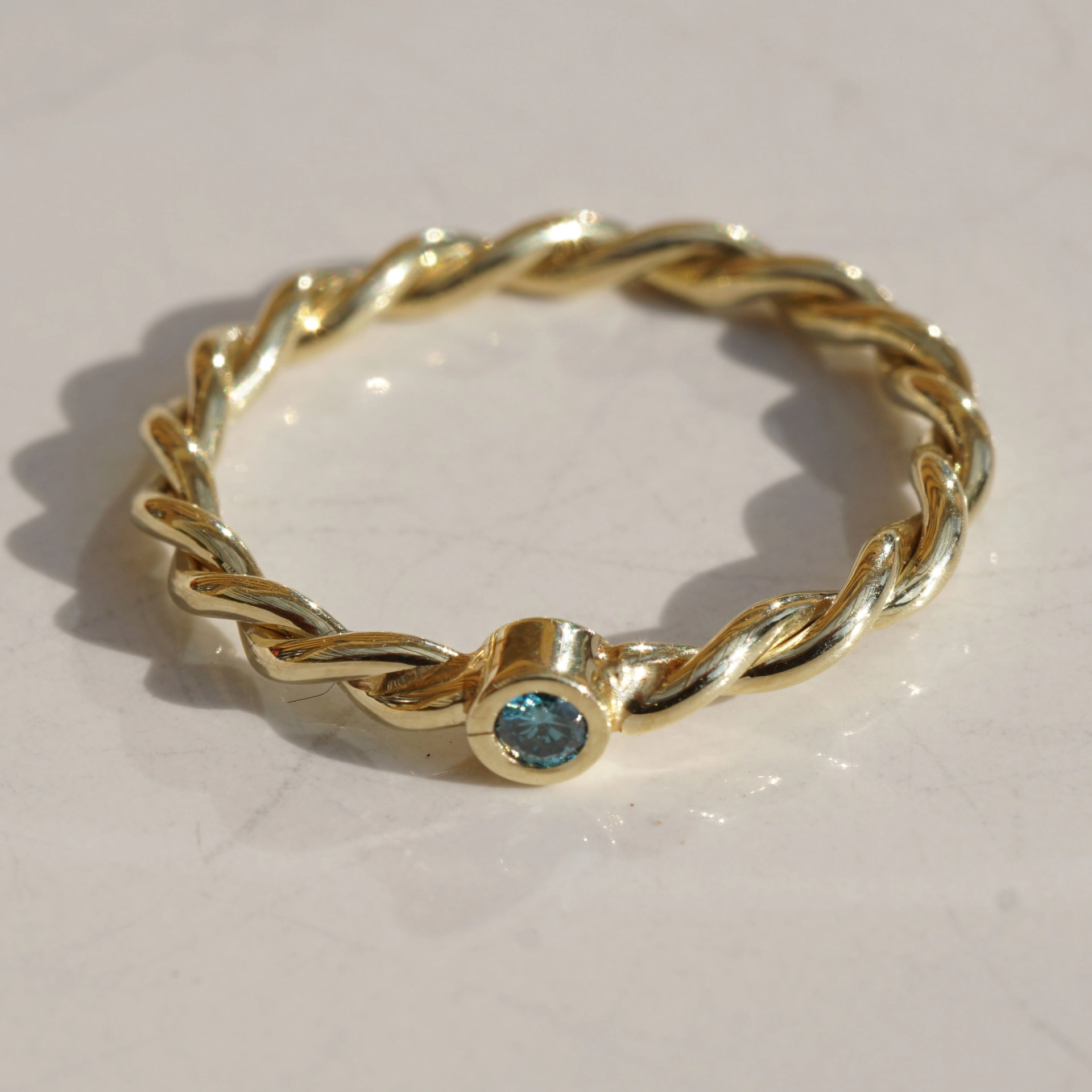 Diamond Rope Ring with blue Diamond...so cute...18kt Yellowgold