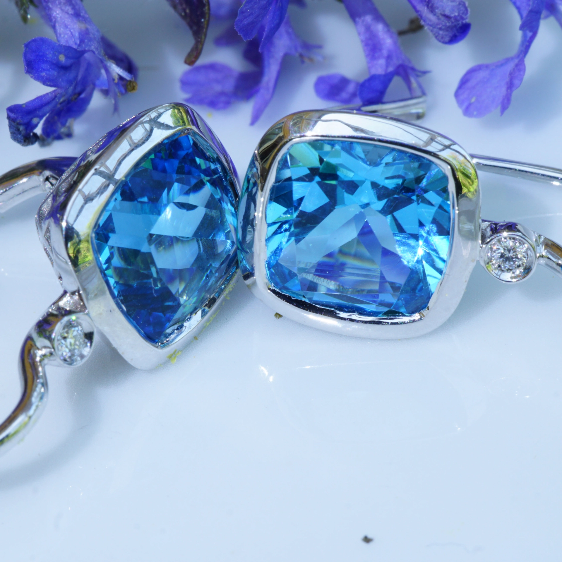 Earrings with Brilliant and Blue Topaz 18 kt White Gold....great Setting made in Italy