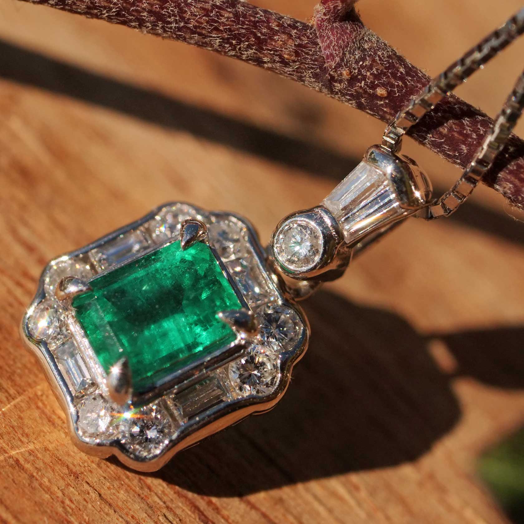 Vivid Green Emerald Brilliant Necklace 900 Platinum 0.48 ct 0.41 ct Colombia