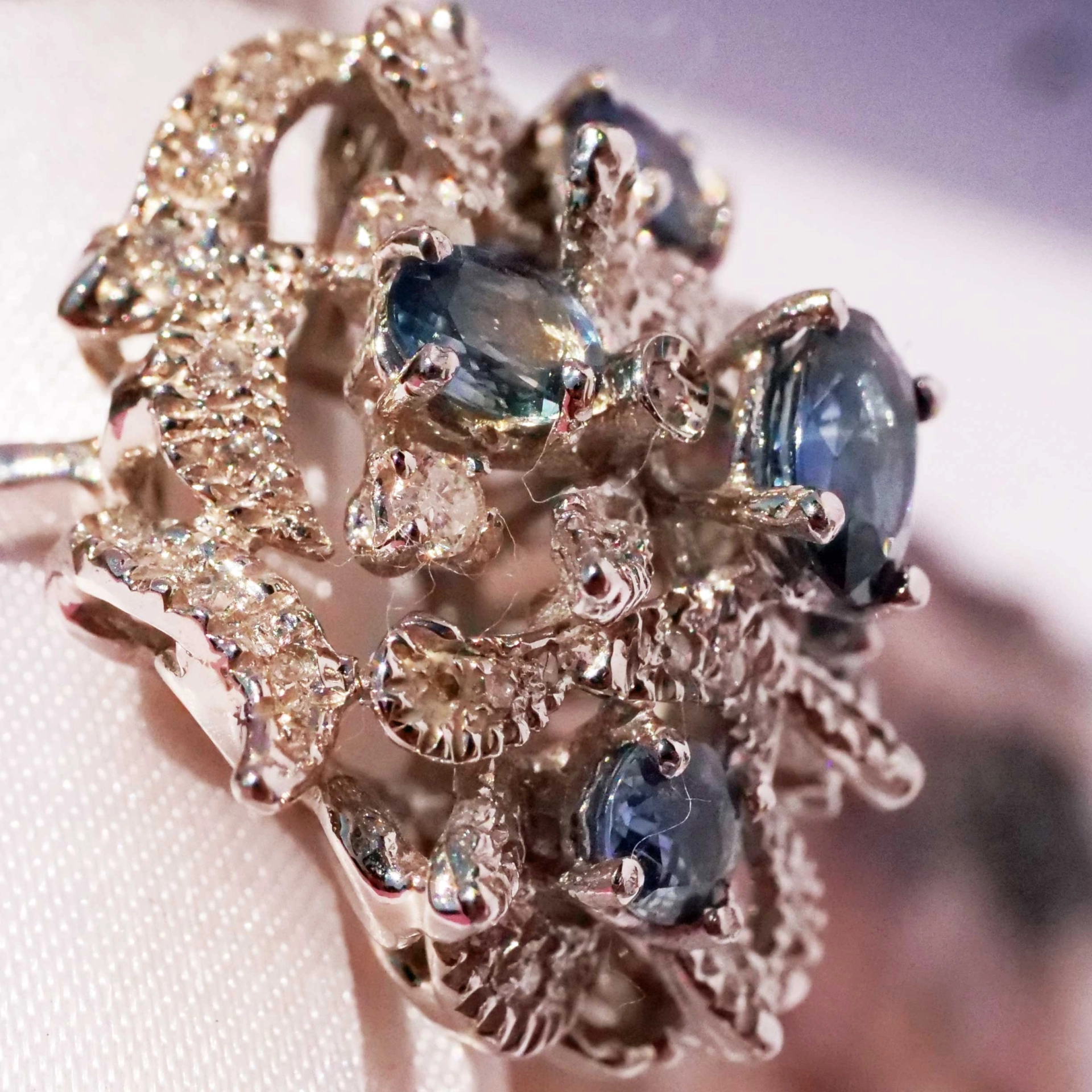 Representative Sapphire Diamond Ring of a special kind 18 kt White Gold 21 x 21 mm