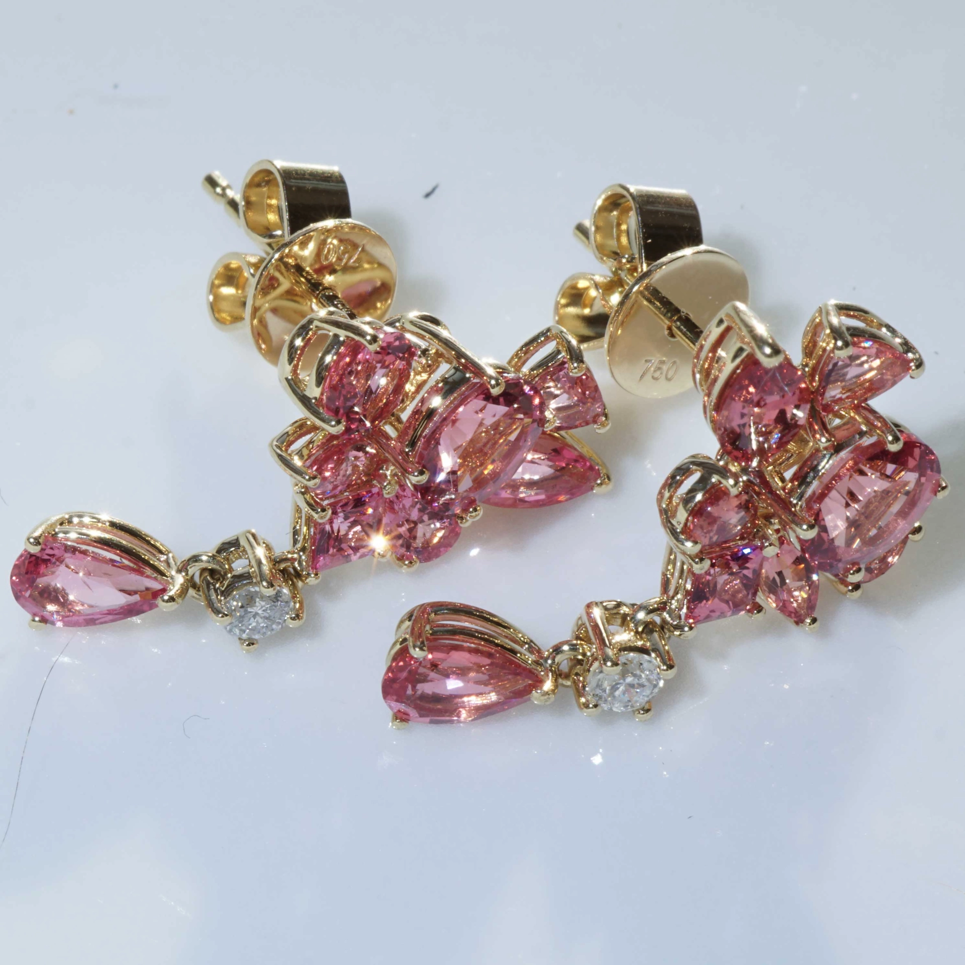 Mahenge Spinel Earrings with overwhelming Colors 18 kt Rosegold