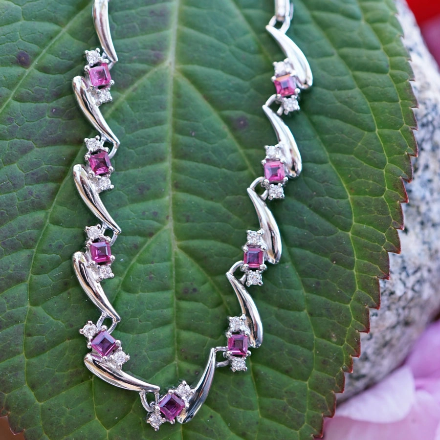 Fine Ruby-Brilliant Jewellery.. fine rubies in square cut 0.80 c.... red-pink....very elegant
