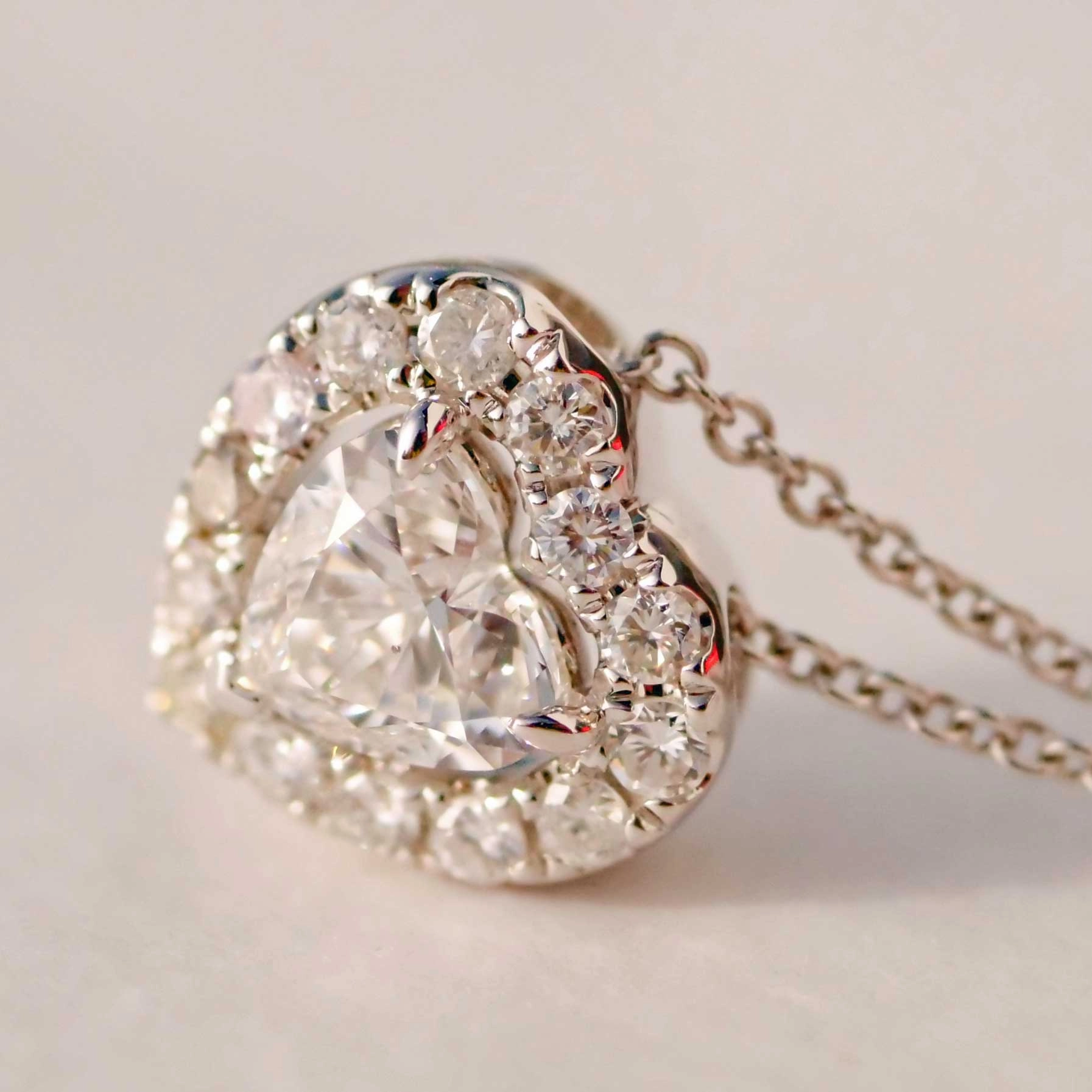 Heart full cut brilliant approx. 0.70 ct, F (very fine white) / SI1(small inclusions) with GIA report
