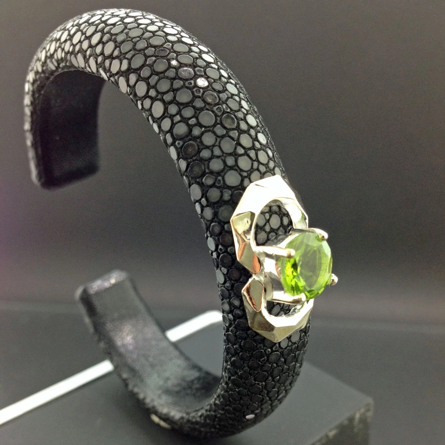 Peridot-Rochenleder-Armreif, 925/-Silber