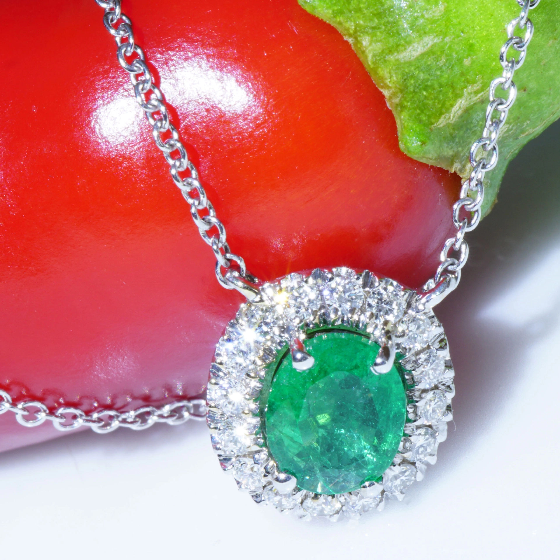 Diamond Emerald Necklace....18 kt Whitegold....bright green Emeraldcolor