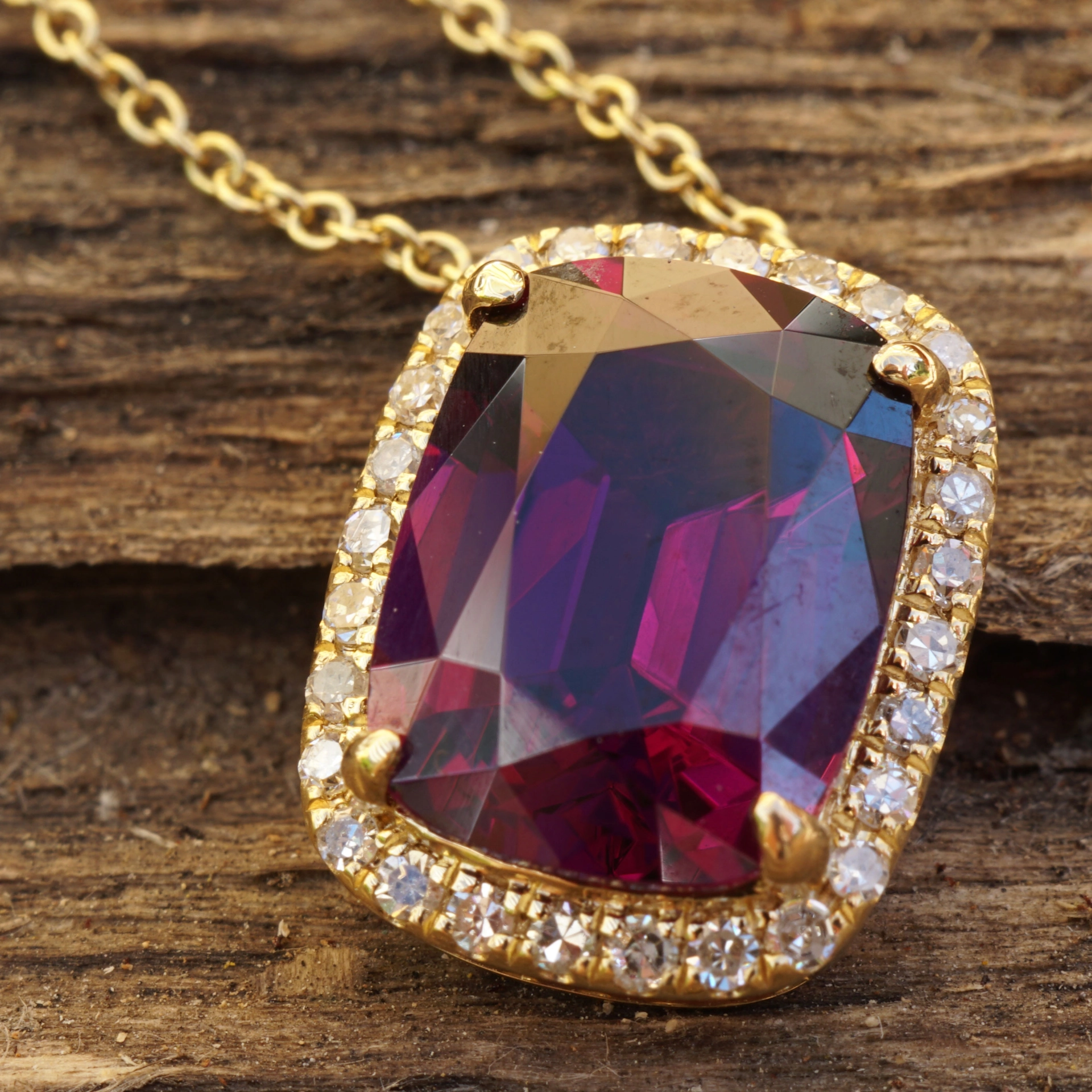 Rhodolite Pendant with Diamonds....Mozambique 18kt Yellowgold