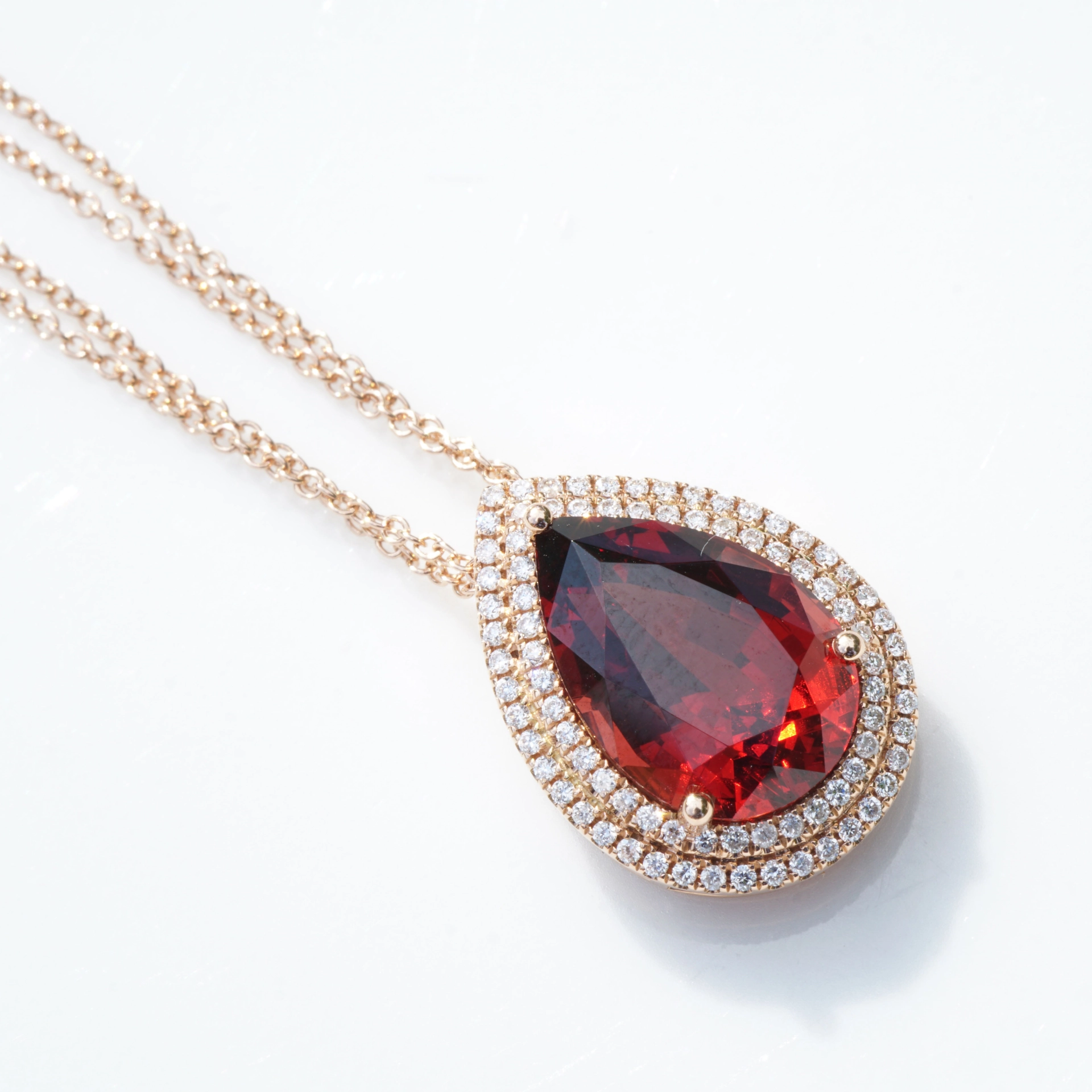 Malaya garnet diamond pendant, 750 rose gold, 5.18 ct, Tanzania .... a quick change artist