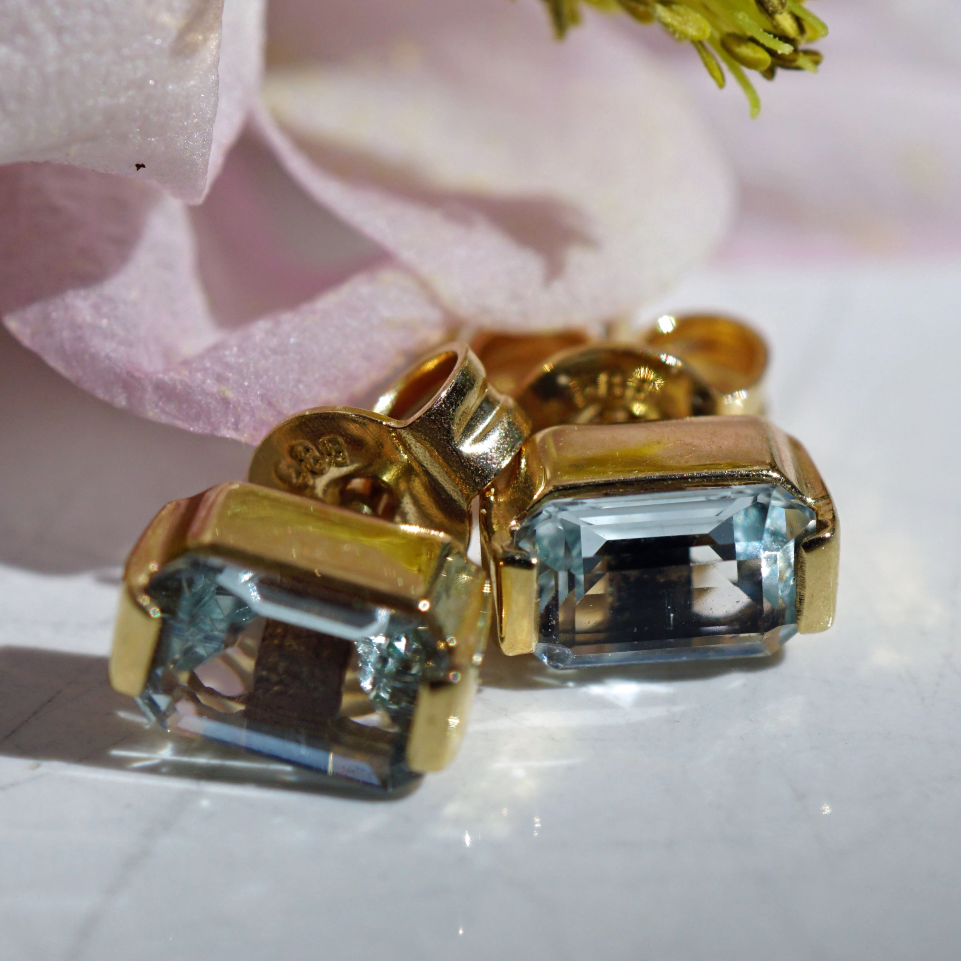Aquamarin Ohrstecker 585er Gold 14 kt Gelbgold ca. 10 x 5 mm groß
