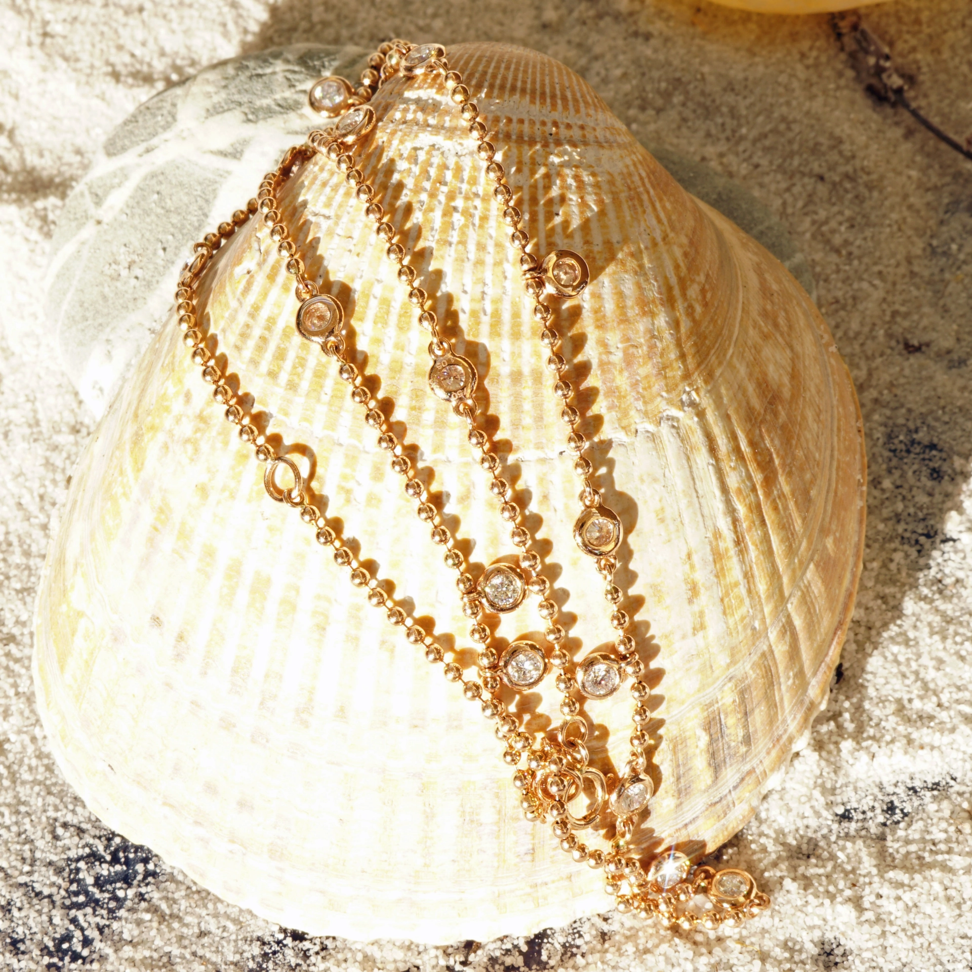 A modern collier....20 diamonds in chaton setting, nice necklace composed of small bullets