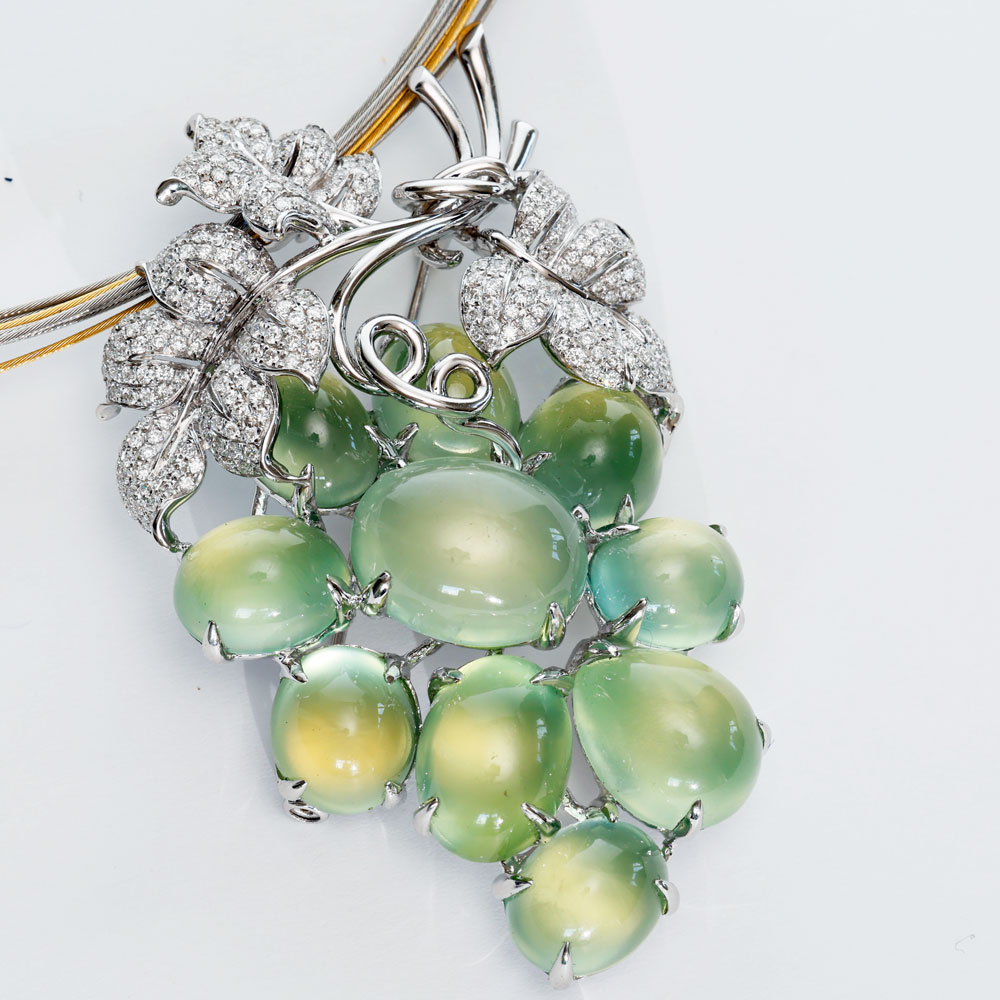 Wine Prehnite Brilliant Brooch with Pendant 750 White Gold 70 ct 2.19 ct TW / VVS-VS