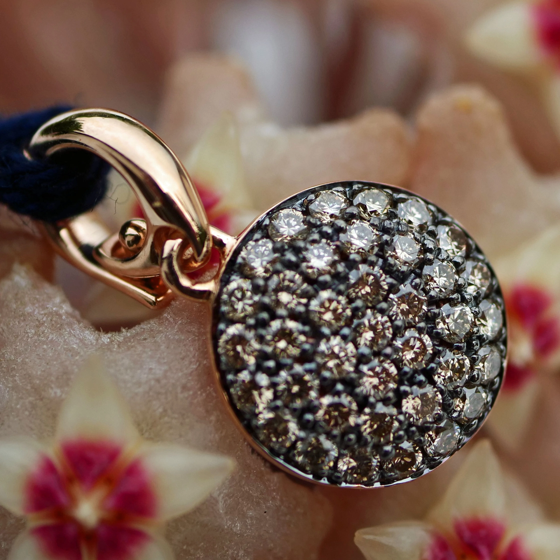 A chic Diamond Pendant that convinces....18 kt Rosegold made in Italy