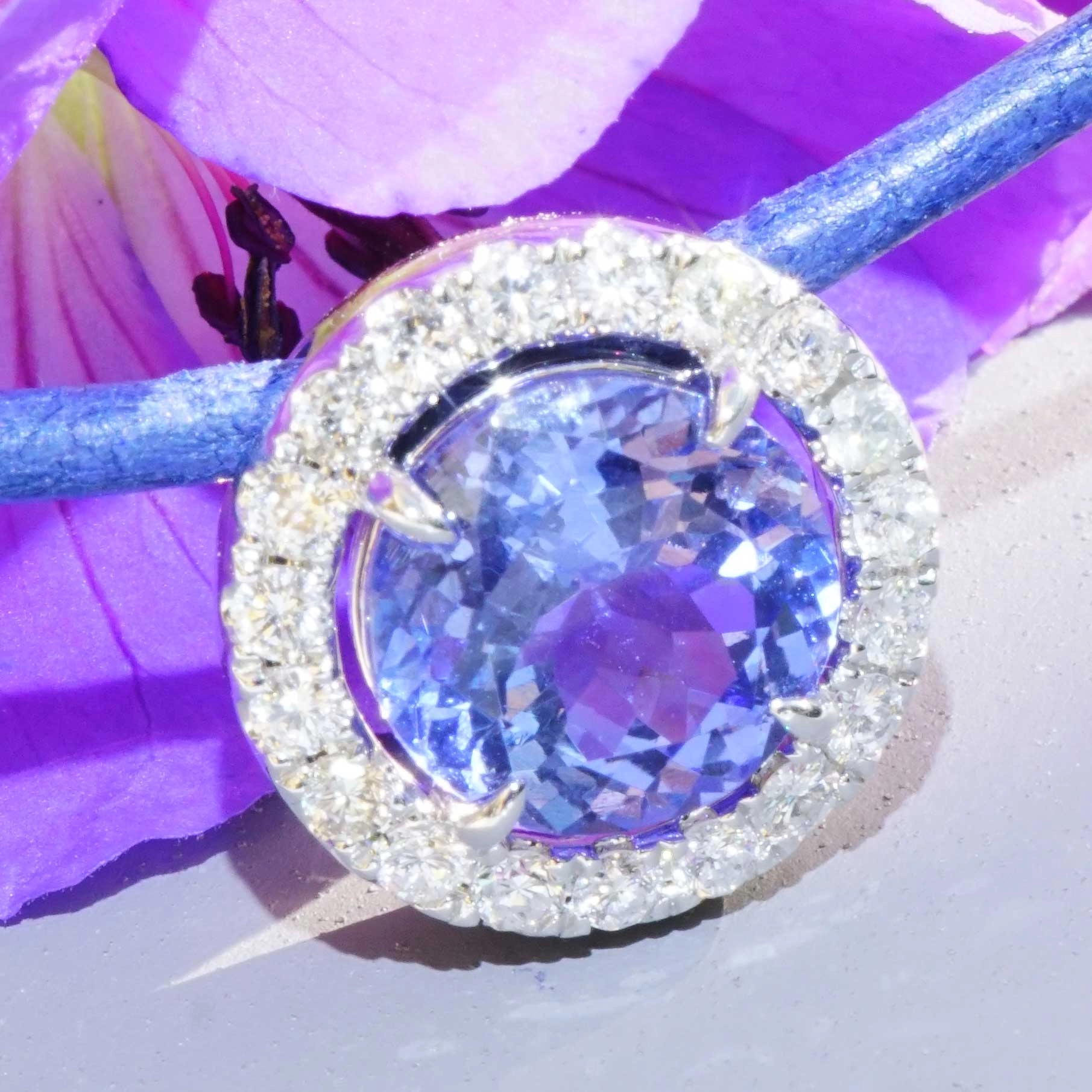 Tansanite Brilliant Pendant 2.86 ct 0.37 ct TW VS..hot blue 18kt White Gold...great Color