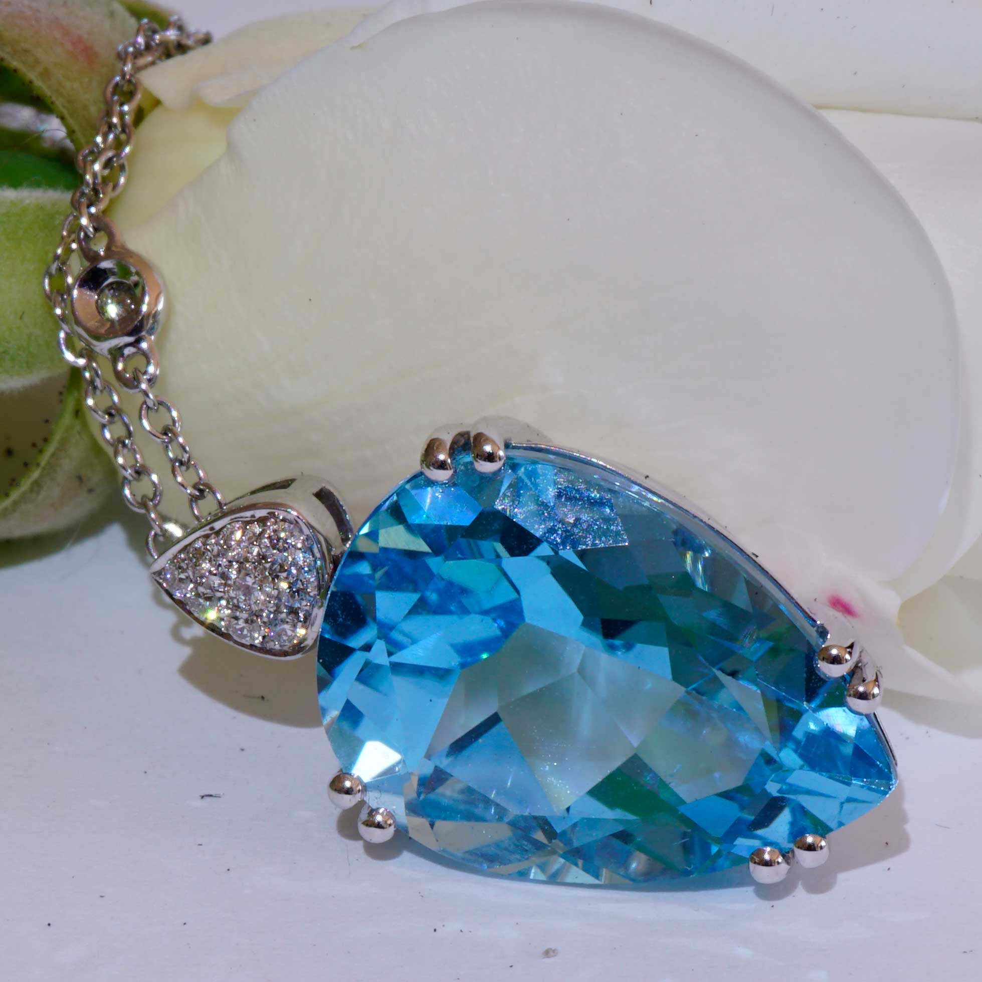 Blue Topaz Brilliant Pendant 750 White Gold 14 ct 0.11 ct Aqua Water Brilliance Teardrop Shape