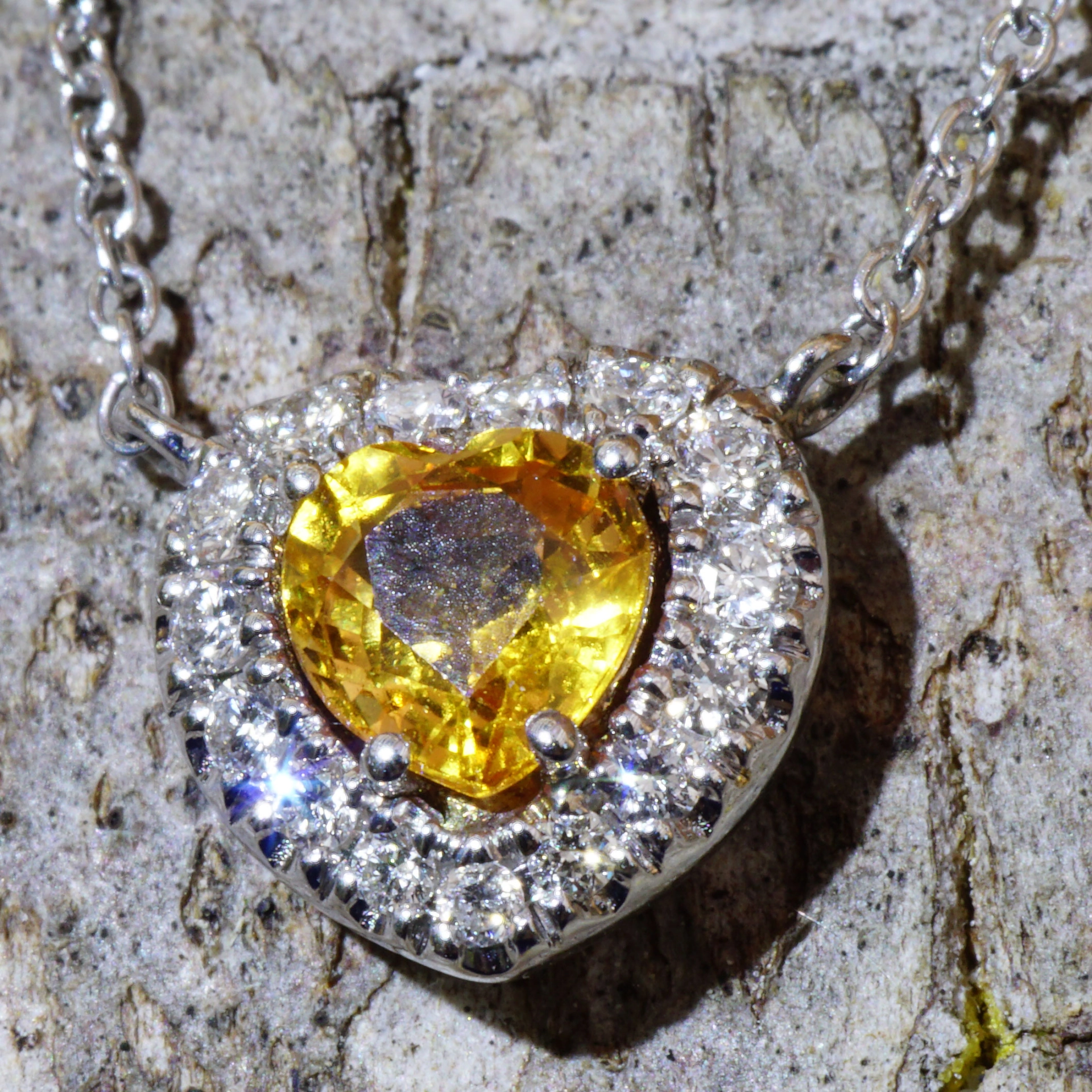 18 kt Whitegold Diamond Saphire Necklace....in the Color of Luck Orange-Yellow