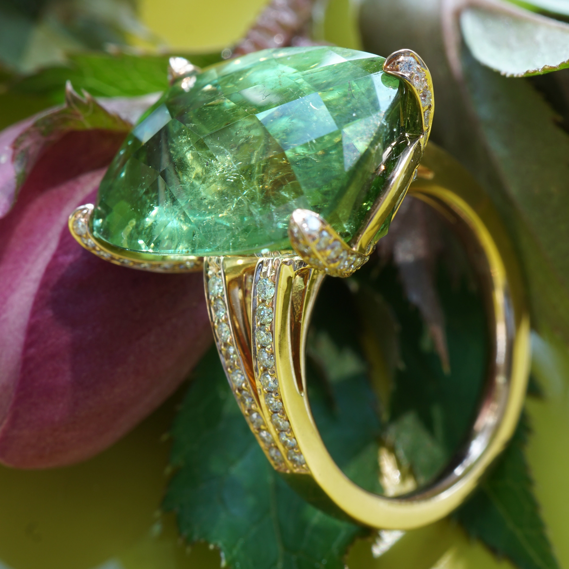 Tourmaline brilliant ring, 17.98 ct, 0.60 ct, TW VS ..... paraiba colored green huge beautiful 18 kt rose gold