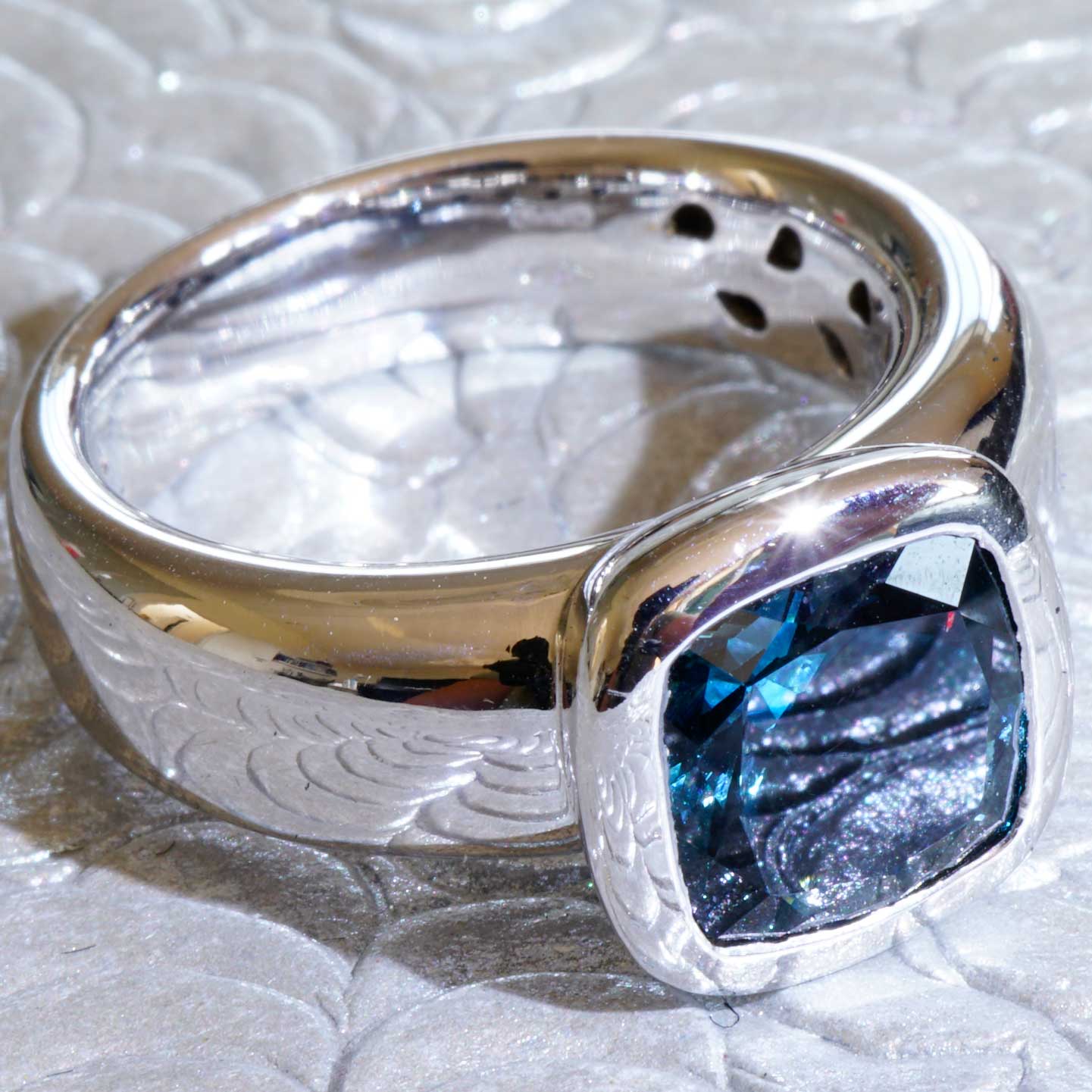 London Blue Topaz Ring 750 White Gold Valenza..... bella Italia.... small Cardinal Ring... so trendy