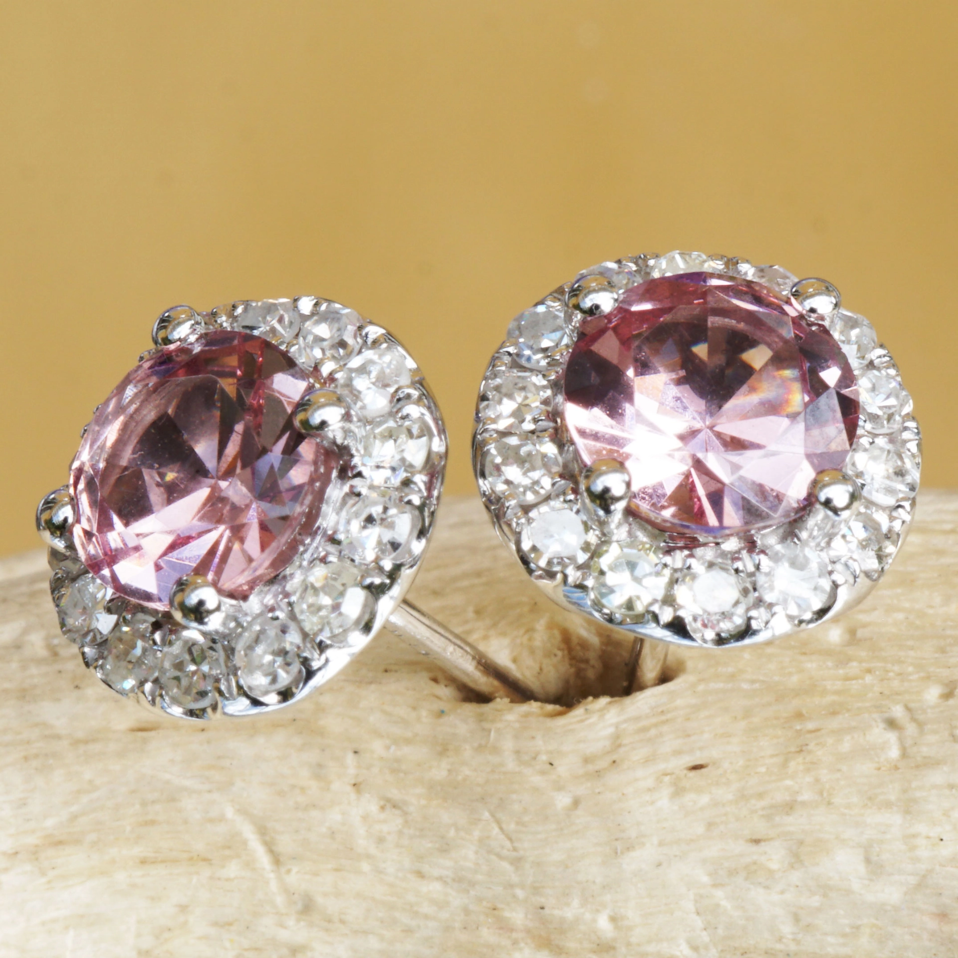 Malayer Granat Diamant Ohrstecker AAA+ 9 mm 750er Weissgold W SI Top Farbe leuchtend pink l.orange