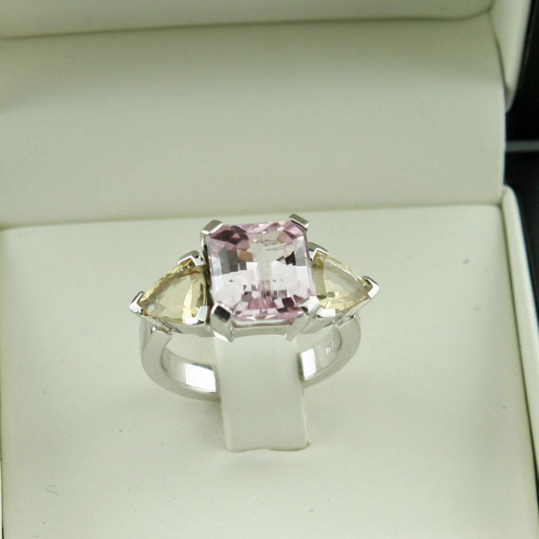 "1milliondollar"-Kunzit-Saphir-Ring,750er-Weißgold,