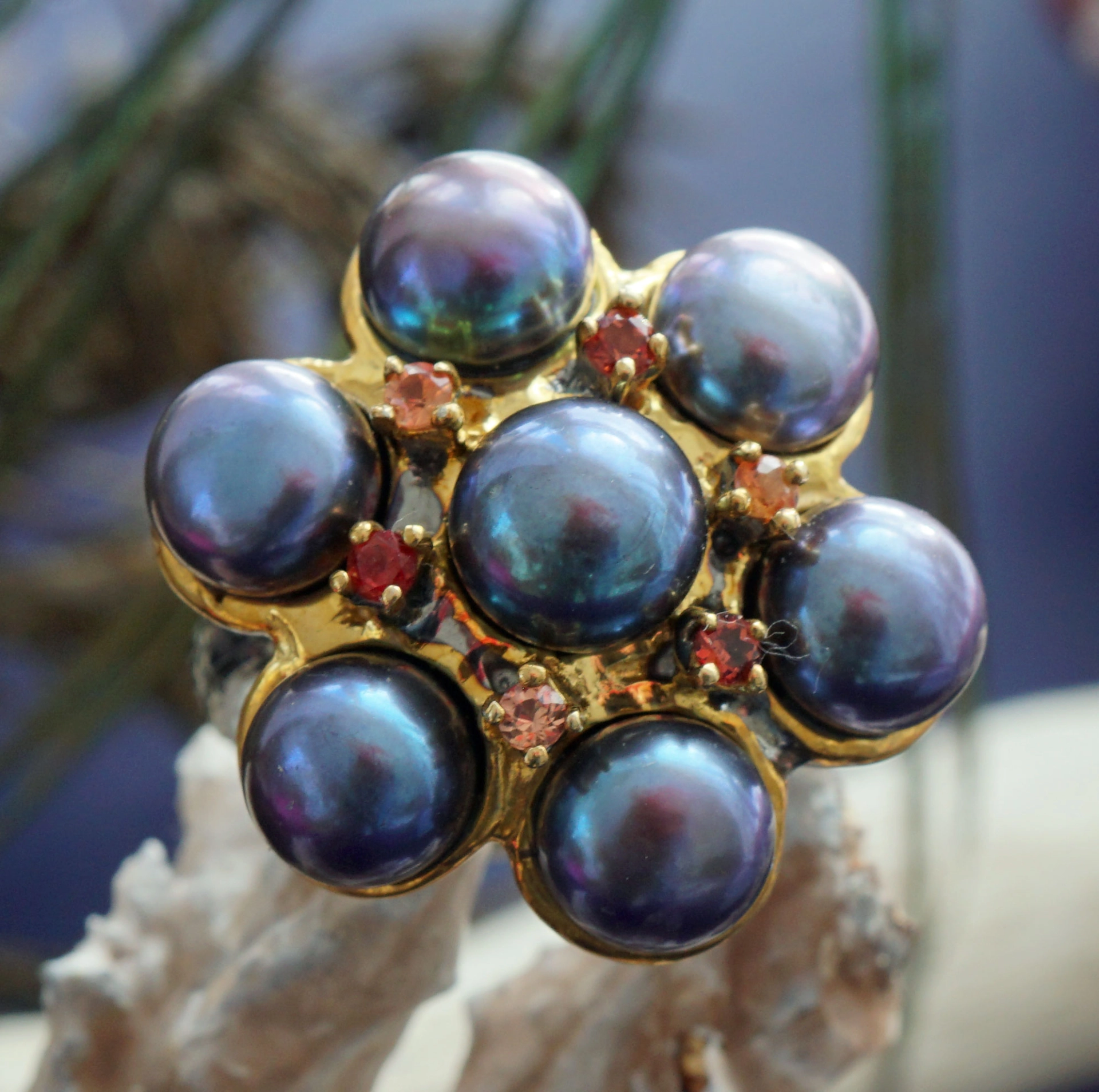 Flower Power Ring mit schwarzen Zuchtperlen und orangen Saphiren 21 mm D. Silber vergoldet