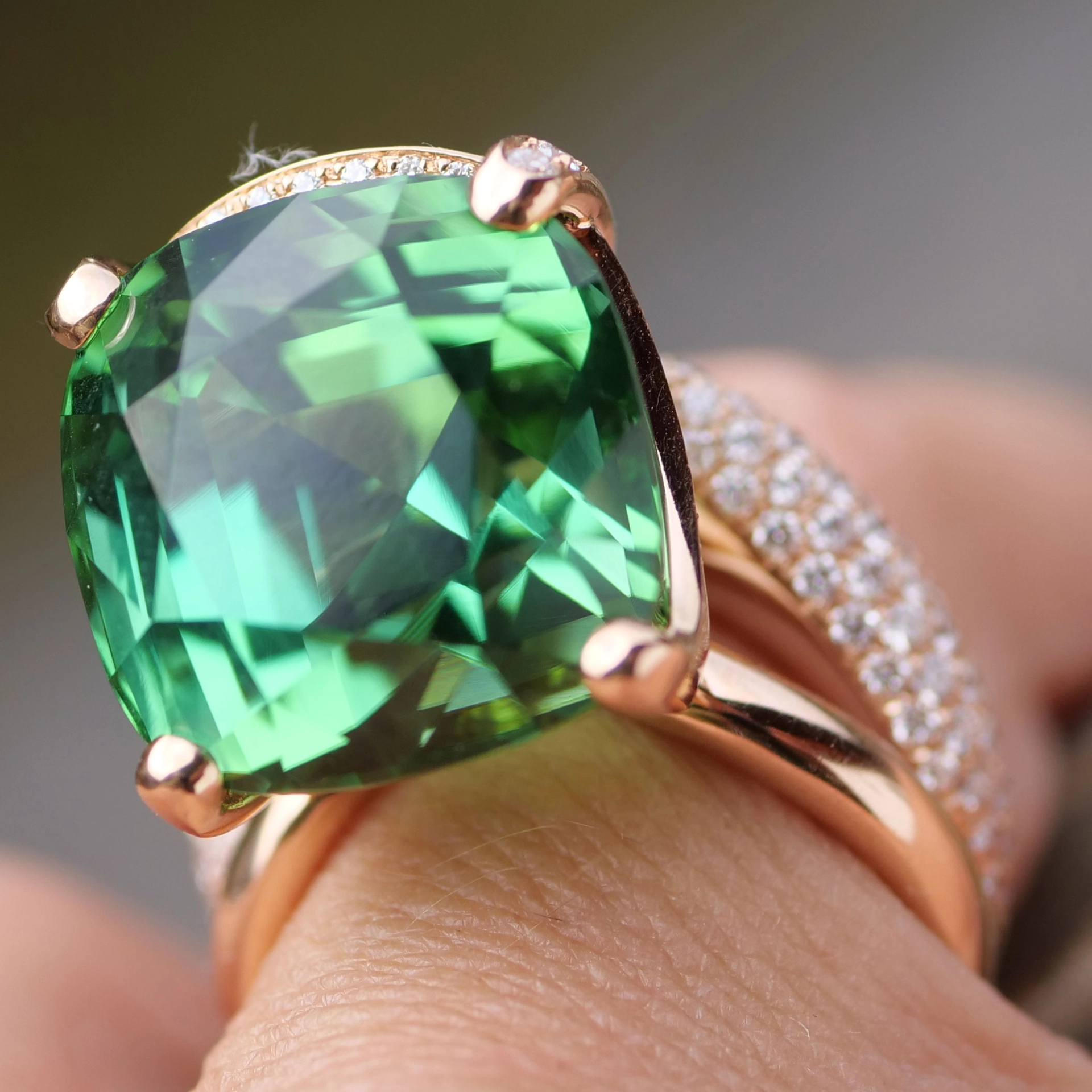 Tourmaline Diamond Ring 18kt Rosegold investment gem 25.15 ct Afghanistan green-bluish loupe clean AAA+ 16 x 16 x 14 mm