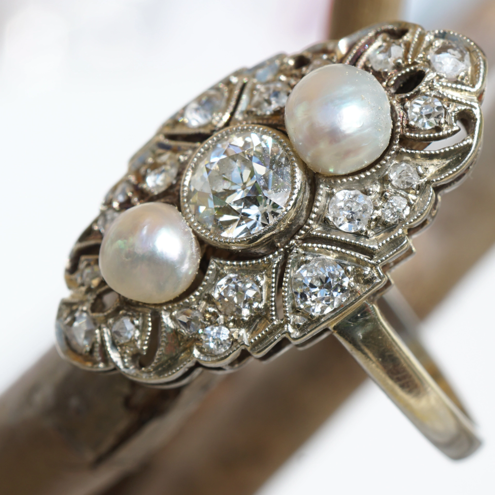 Art Deco Ring um 1930 Platin mit Orientperlen und Altschliffbrillanten und Diamantrosen