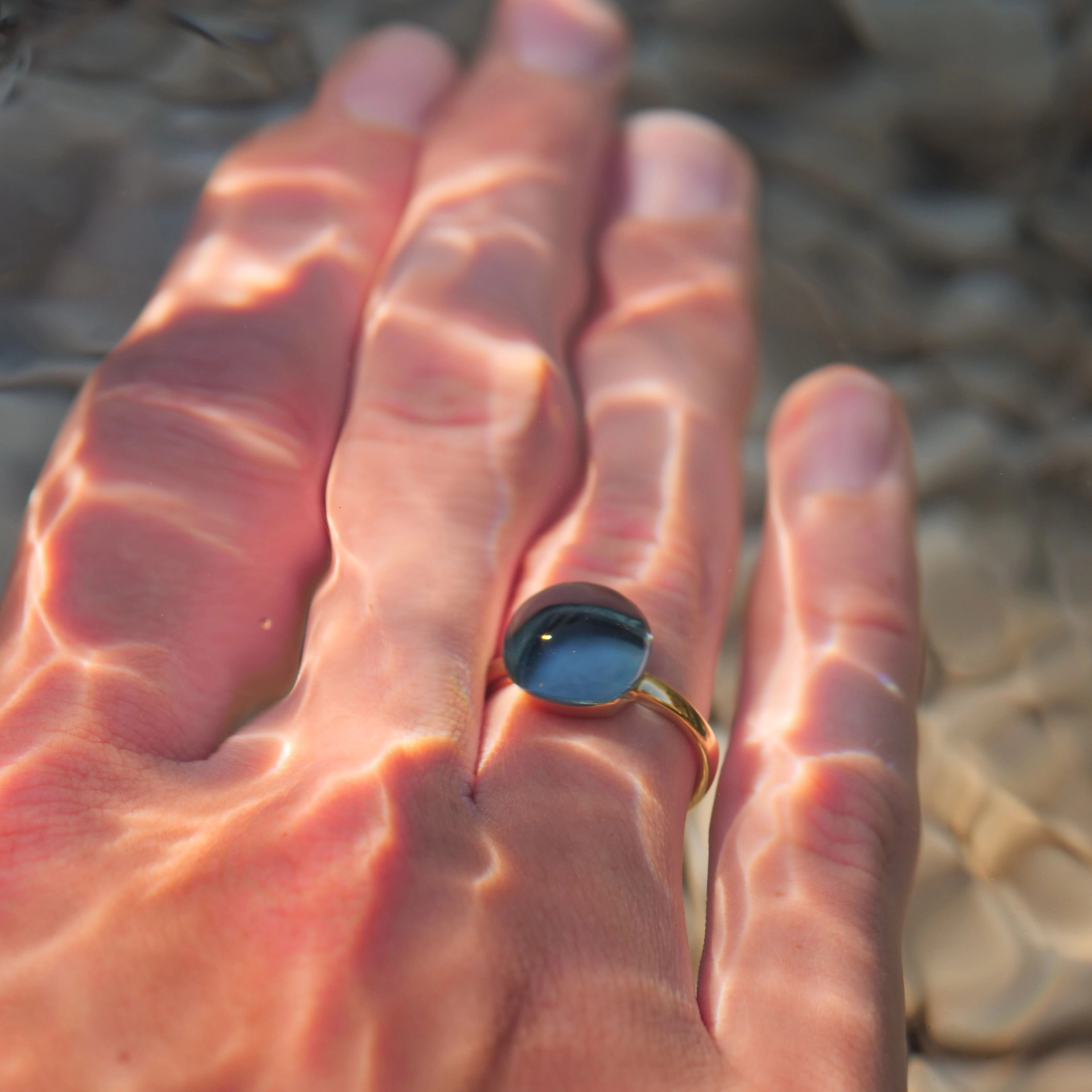 Bluetopaz Brilliant Ring 18 kt Yellow Gold...perfekt floating Effect