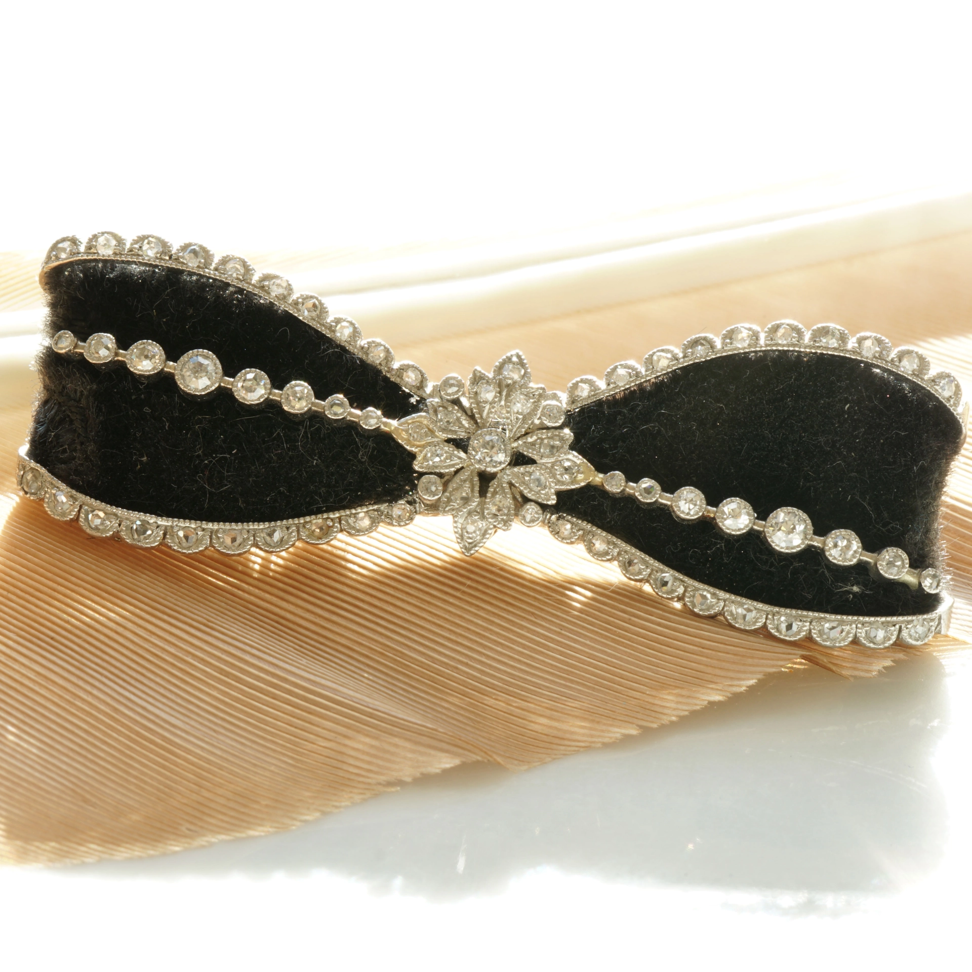 Art Deco Loop Brooche 950 Platinum around 1930...elegance and joie de vivre