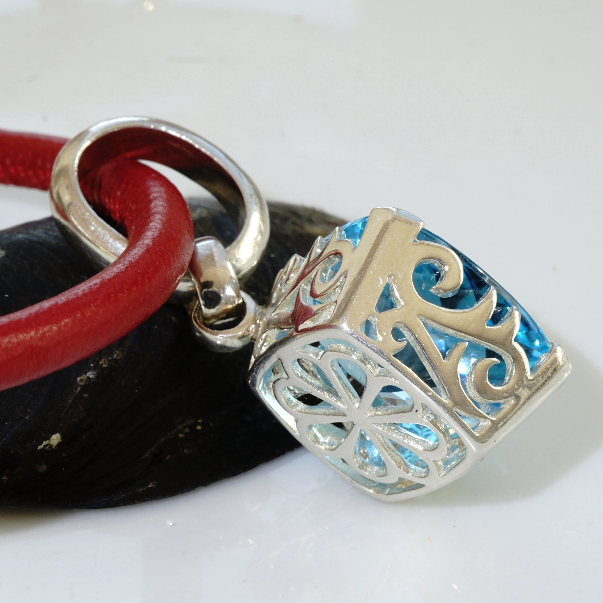 Chilango pendant Sky Topaz Flower 925 silver Prestige Crystal Dreams (treated), signed, with orig. Case