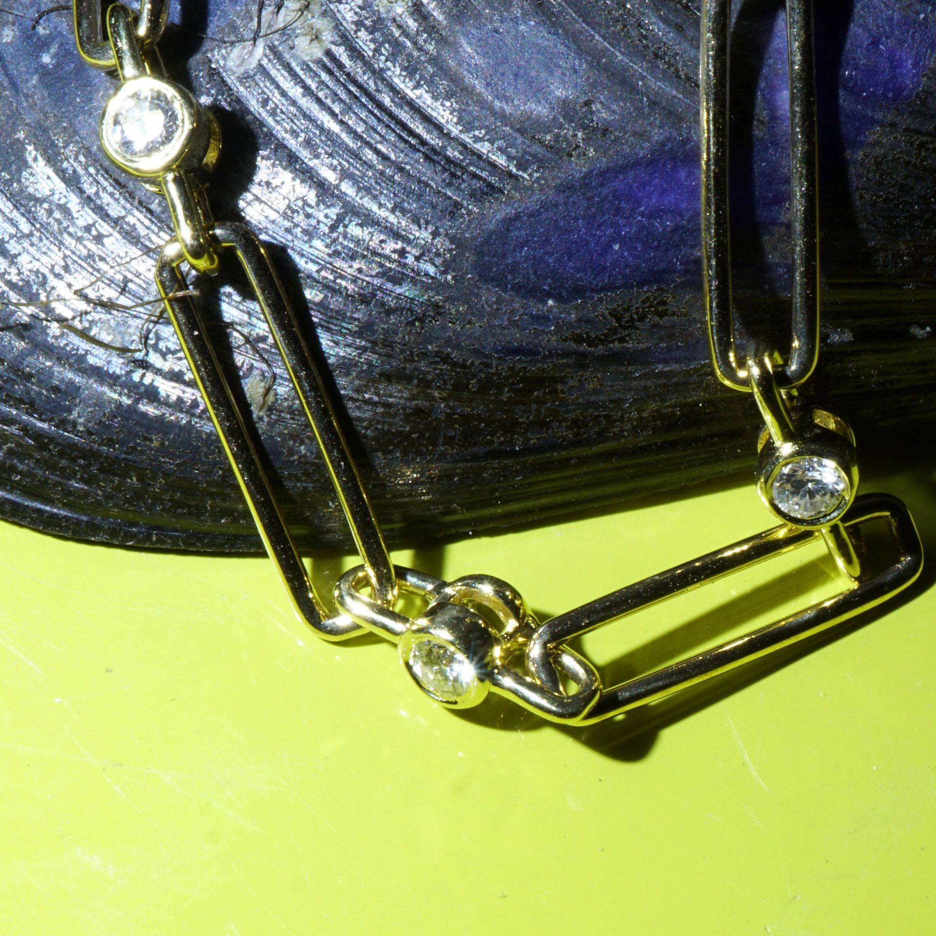 All around 10 Brilliants 0.30ct Sporty and elegant this diamond bracelet is both