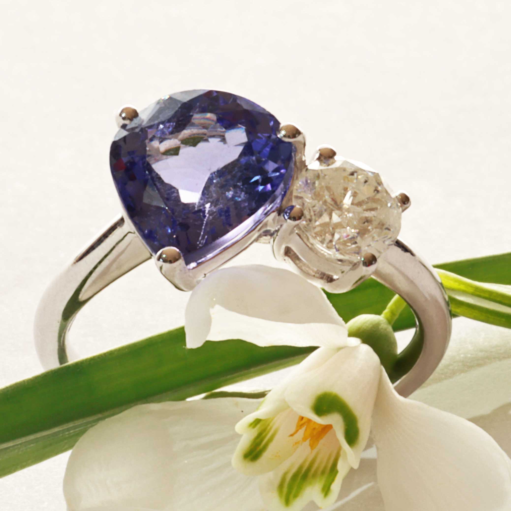 Tanzanite Brilliant Ring 750 White Gold 2.30 ct 0.42 ct great Design to combine as a Plug-in 