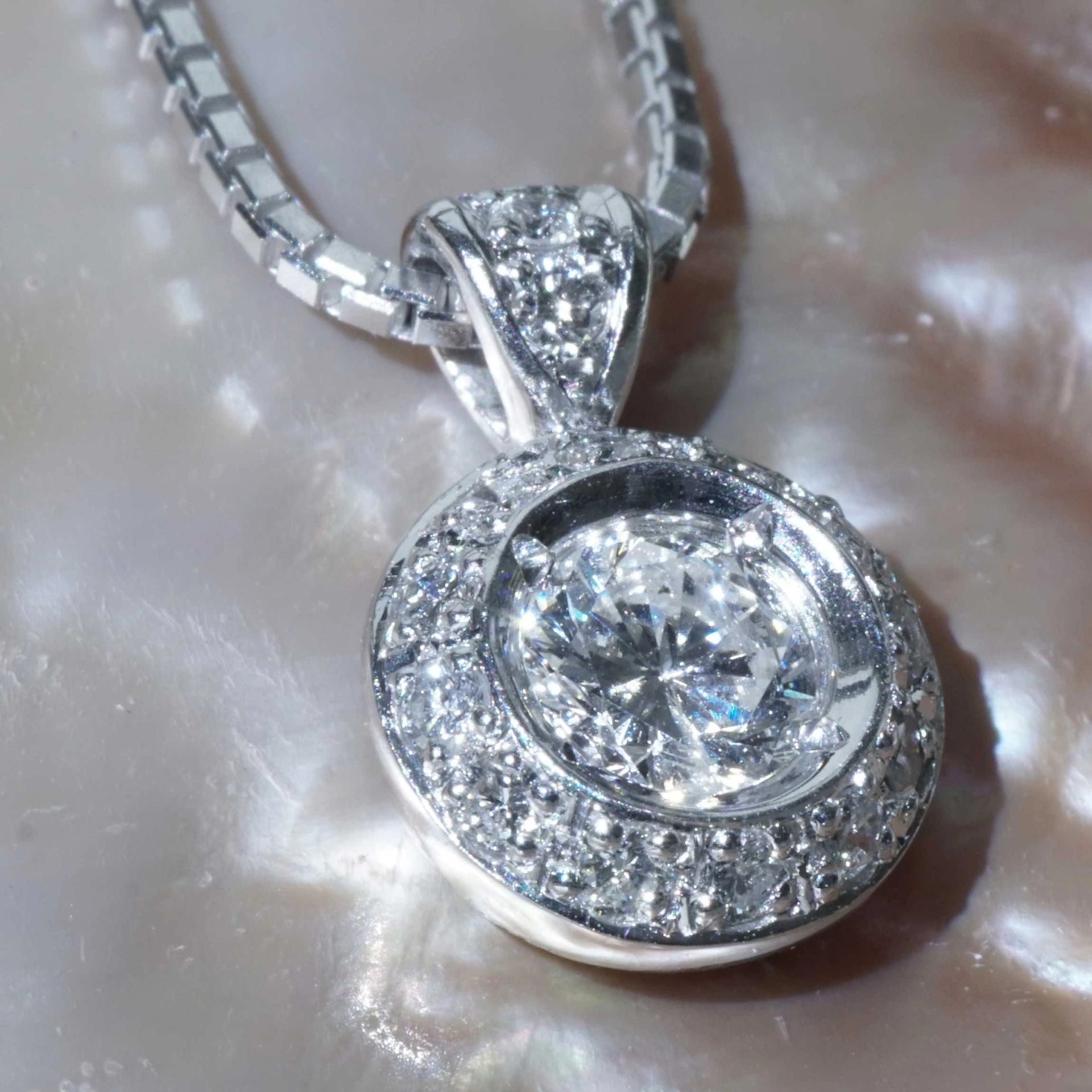 Brilliant Necklace 0.53 ct Solitaire with Halo Palladium 18 kt Whitegold