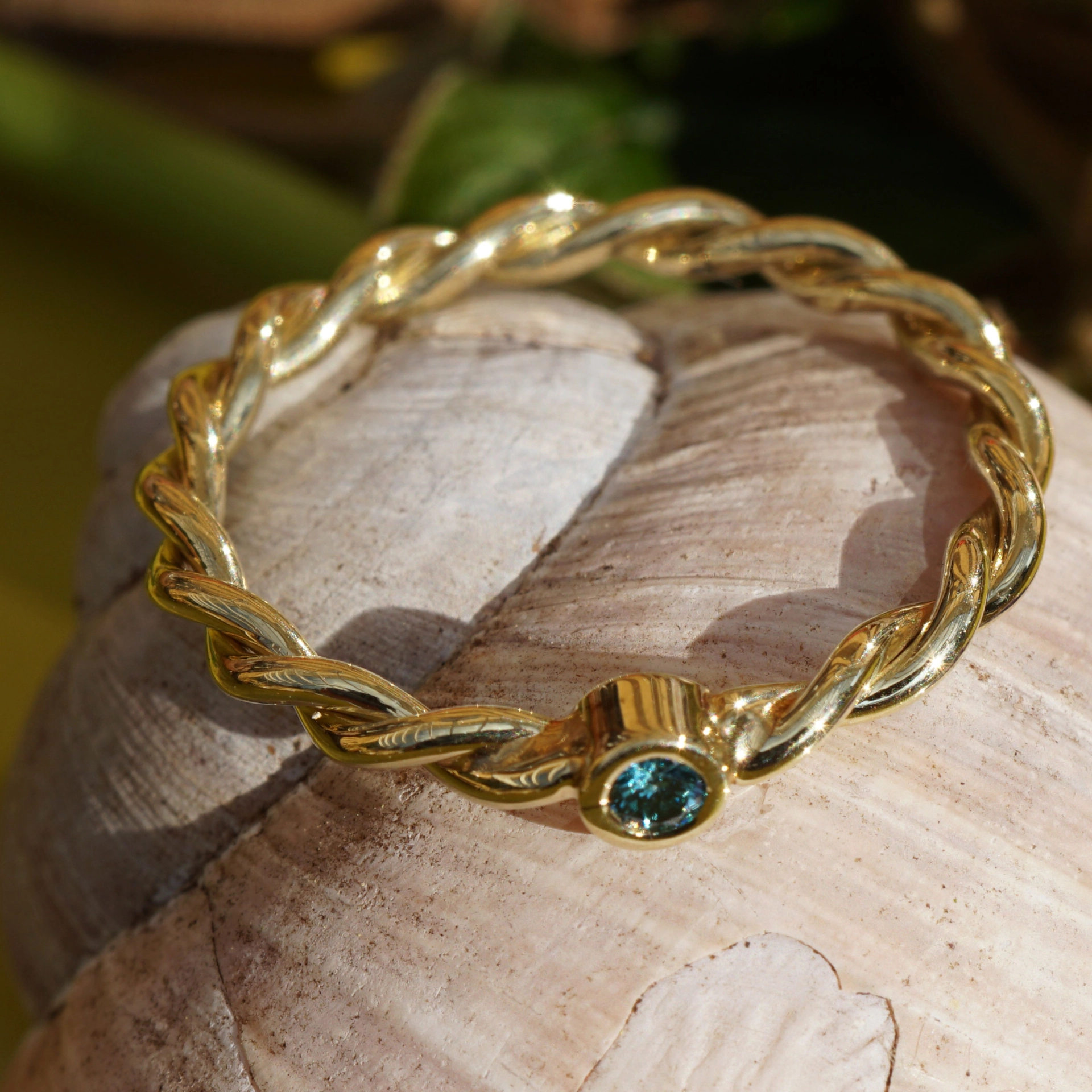 Diamond Rope Ring with blue Diamond...so cute...18kt Yellowgold