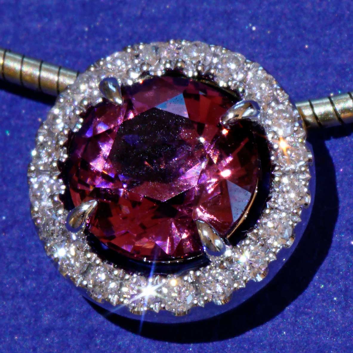 Spinel Brilliant Pendant 1.50 ct 0.14 ct TW VS..natural Color pink-violet-aubergine 18kt White Gold