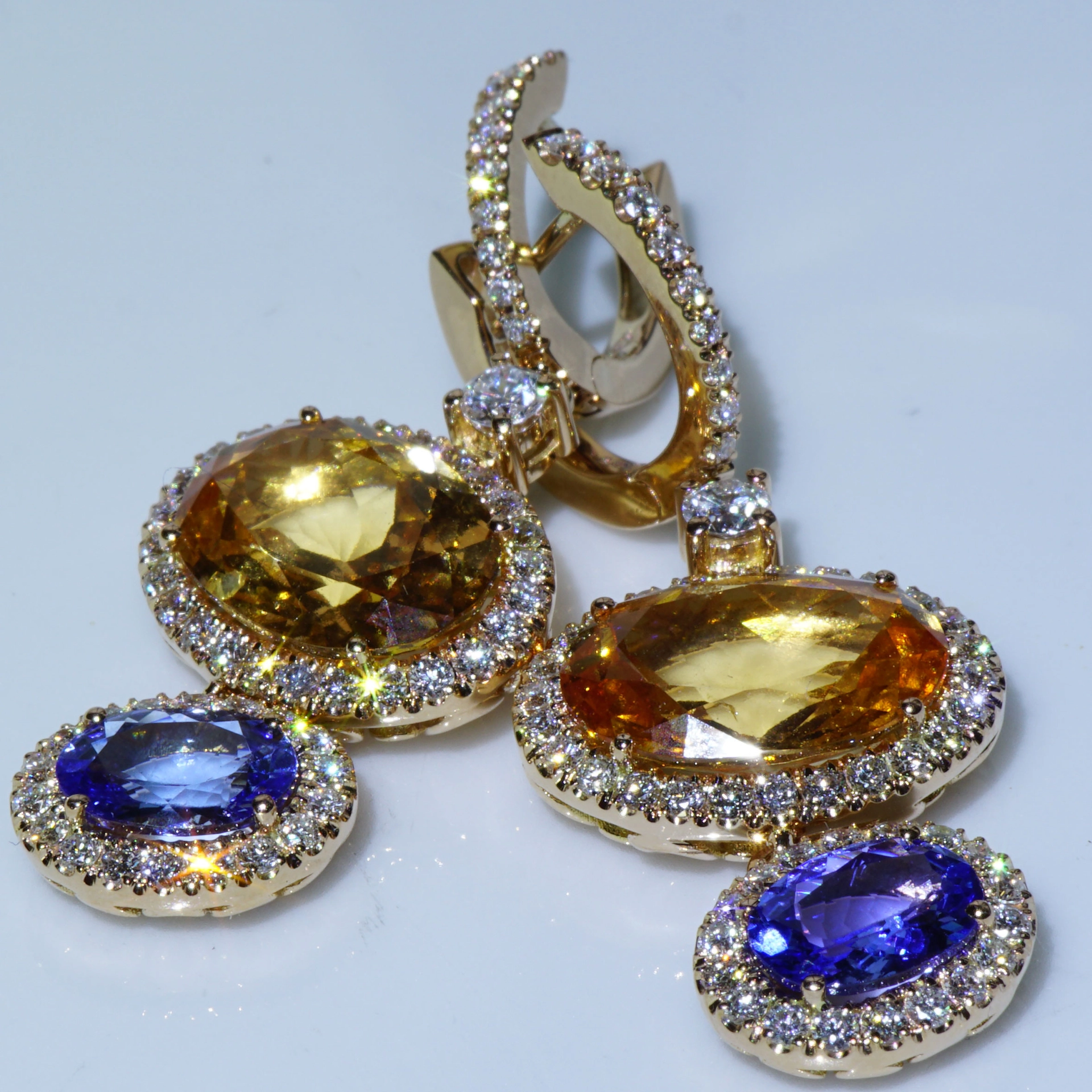 Stunningly beautiful Earrings with apricot-colored Garnet and Tanzanite 18 kt Rosegold