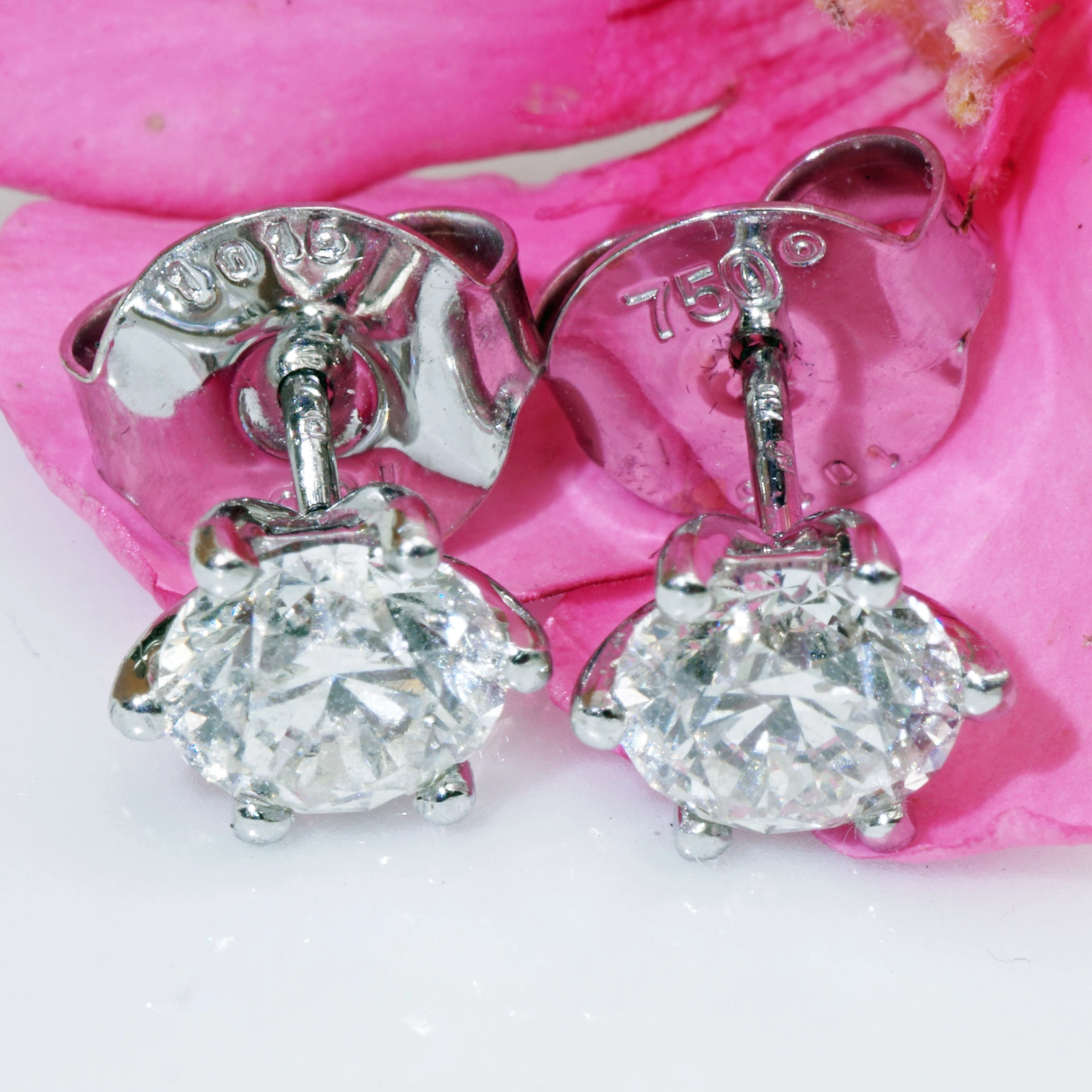 GIA certified full Cut Brilliant Earrings total 2.03 ct W / SI2 White Gold 18 kt