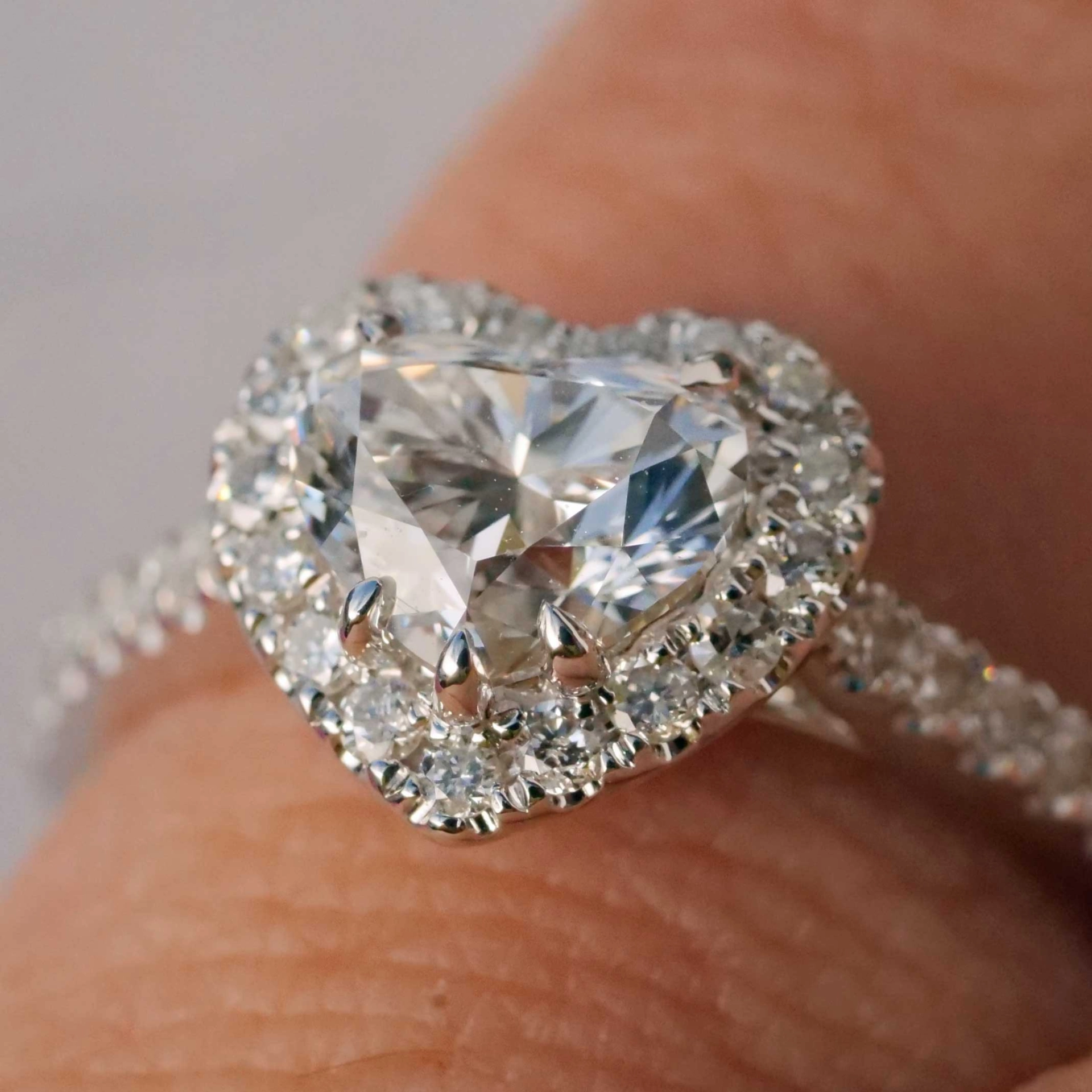 Ring 18 kt White Gold with Heart full cut brilliant approx. 1.00 ct, E (very fine white) / VVS2(very small inclusions), with GIA report