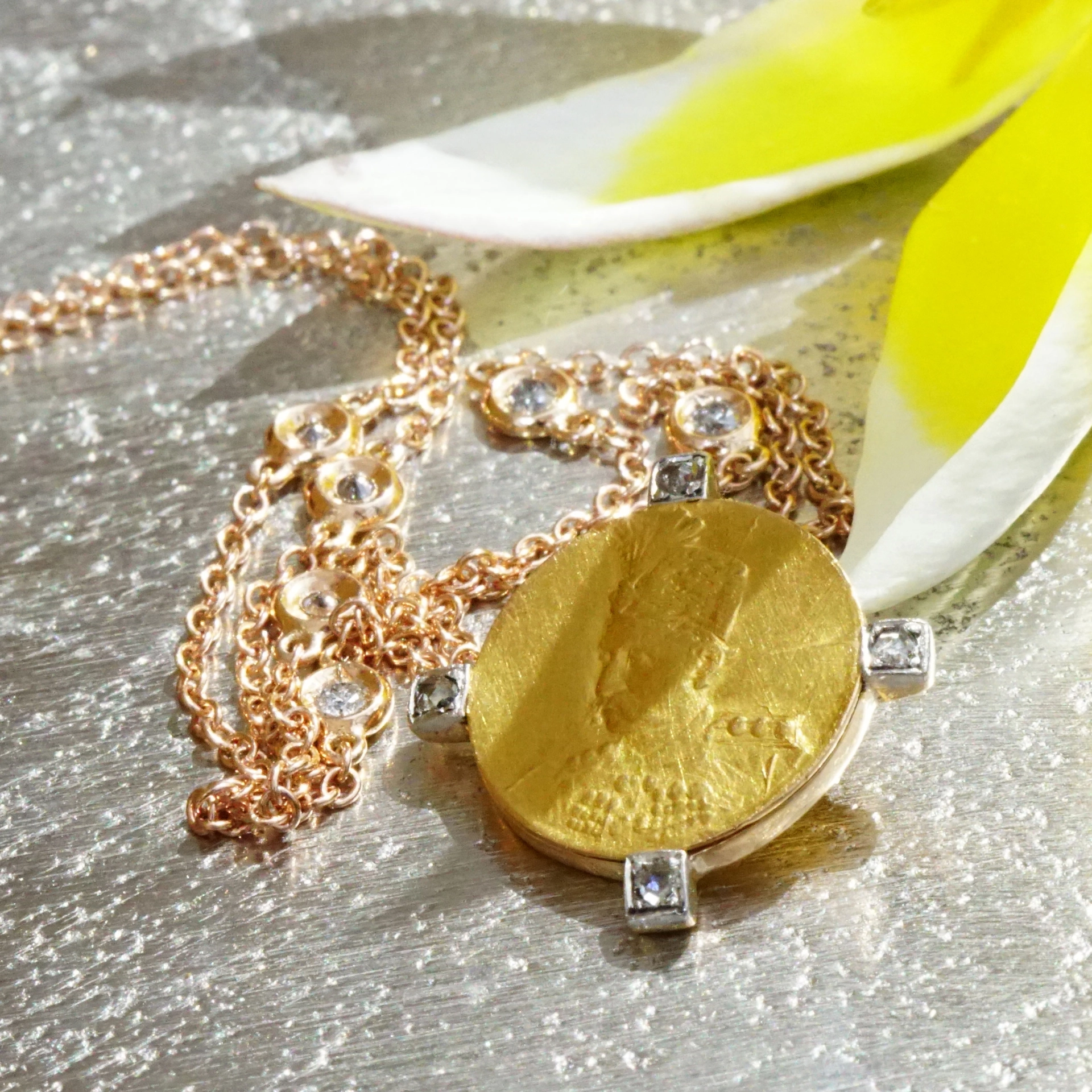 Coin Diamond Pendant with modern Rose Gold Chain 18 kt grey Diamonds