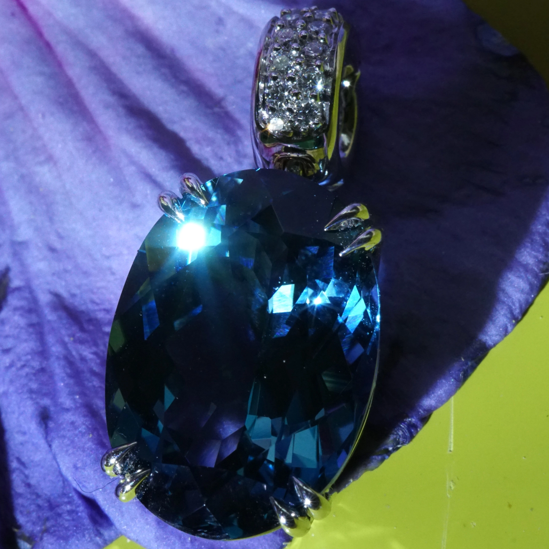 Amazing color Blue forever londen blue topas approx. 15.30 ct, 17,5 x 13 mm, modern setting with fullcut diamonds