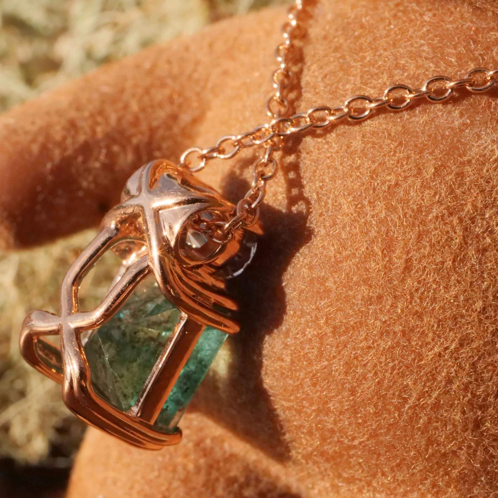 Sambia Emerald Brilliant Pendant with Chain 18 kt Yellow Gold 2.49 ct 0.51 ct IGI Expertise