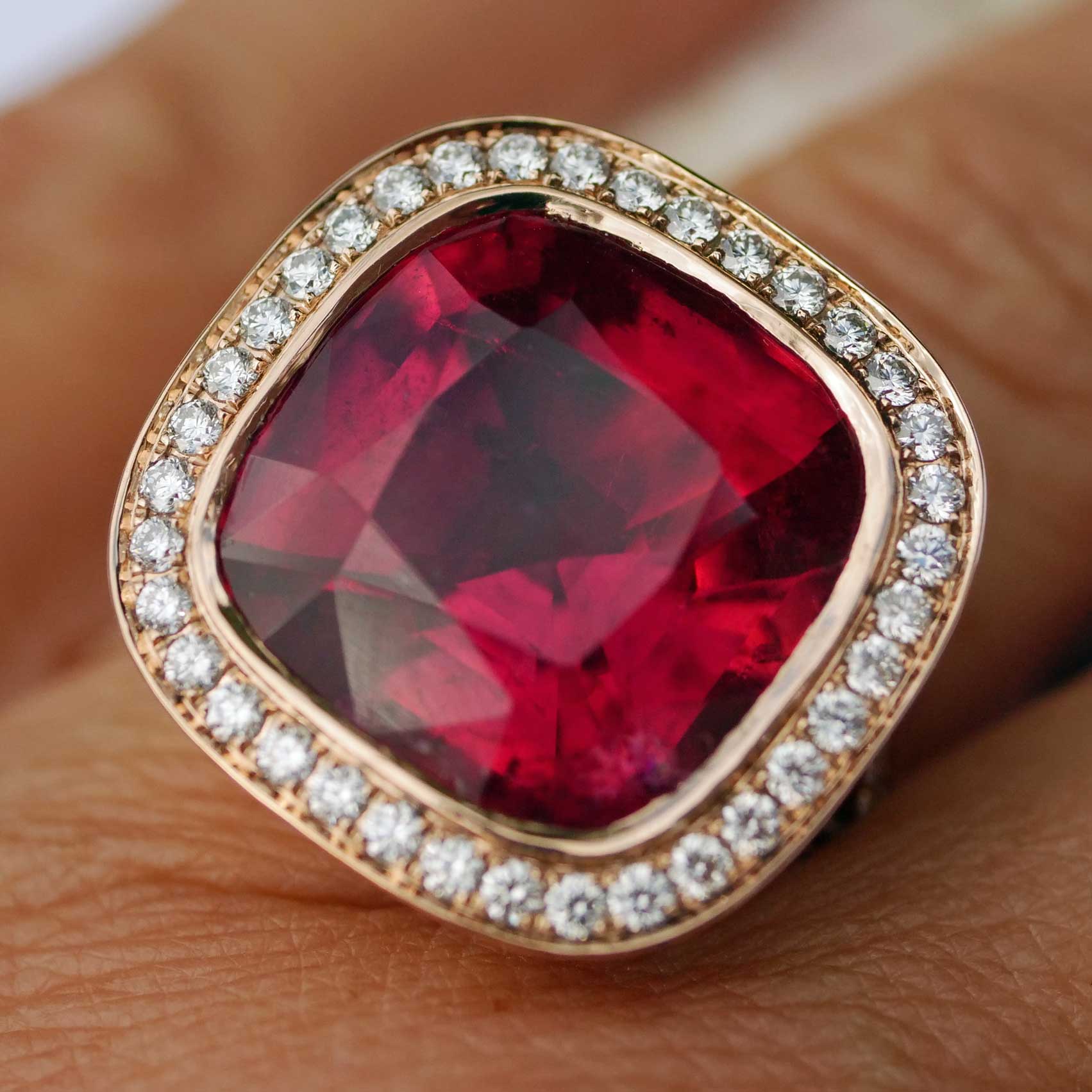 Rare Rubellite Brilliant Ring from Afghanistan 23.10 ct red-pink Exception of Luminosity AAA+