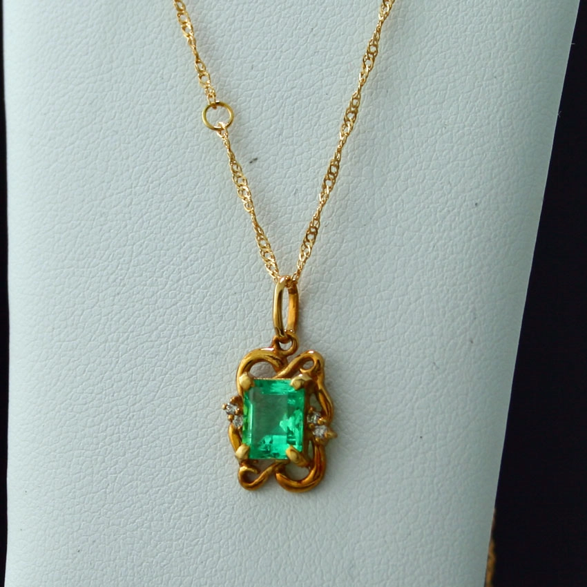 Anhänger mit Kette im Jugendstil, 750/-GG.