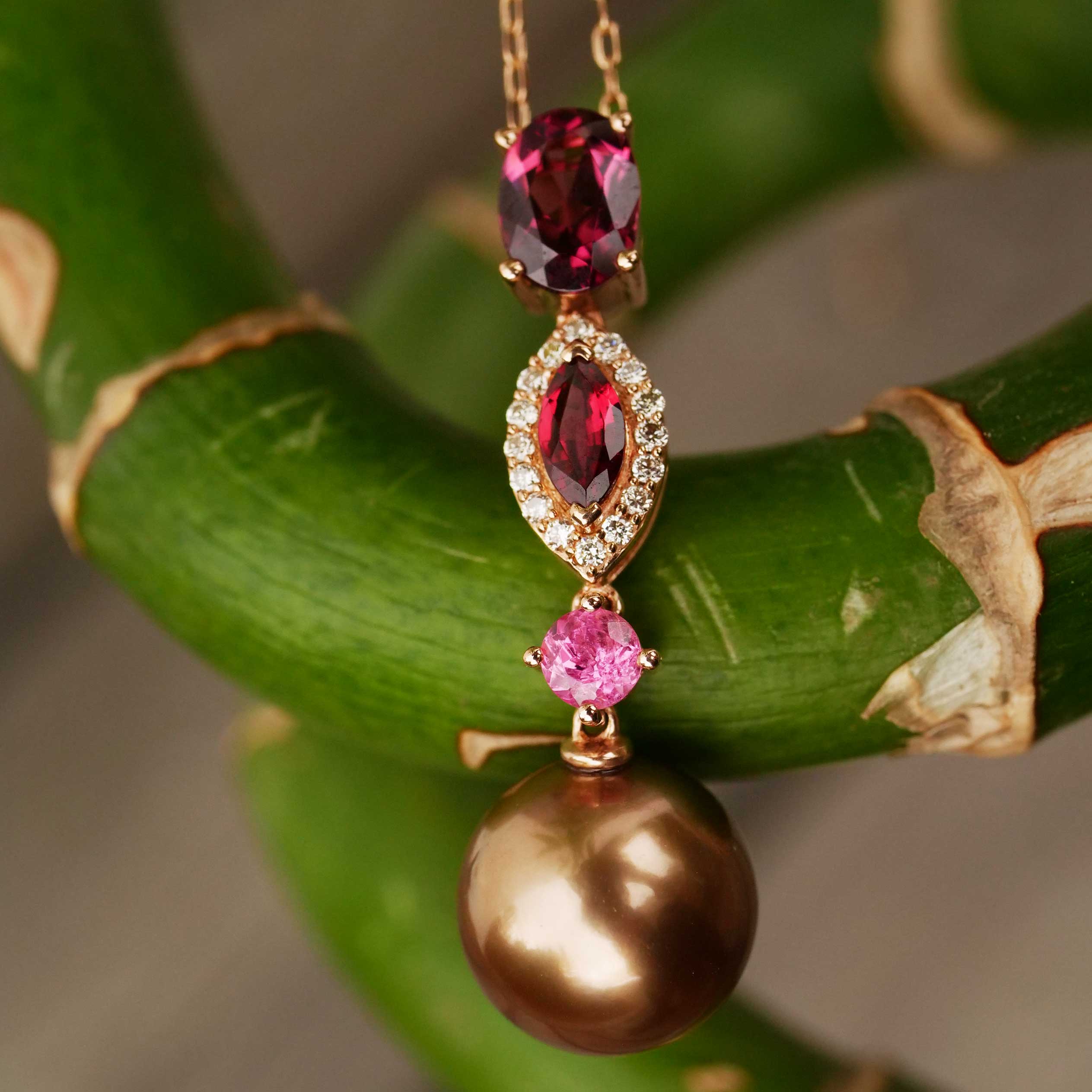 South Sea Pearl Rhodonite Brilliant Pendant with Chain 750 Rose Gold... warm red tones for cosy days