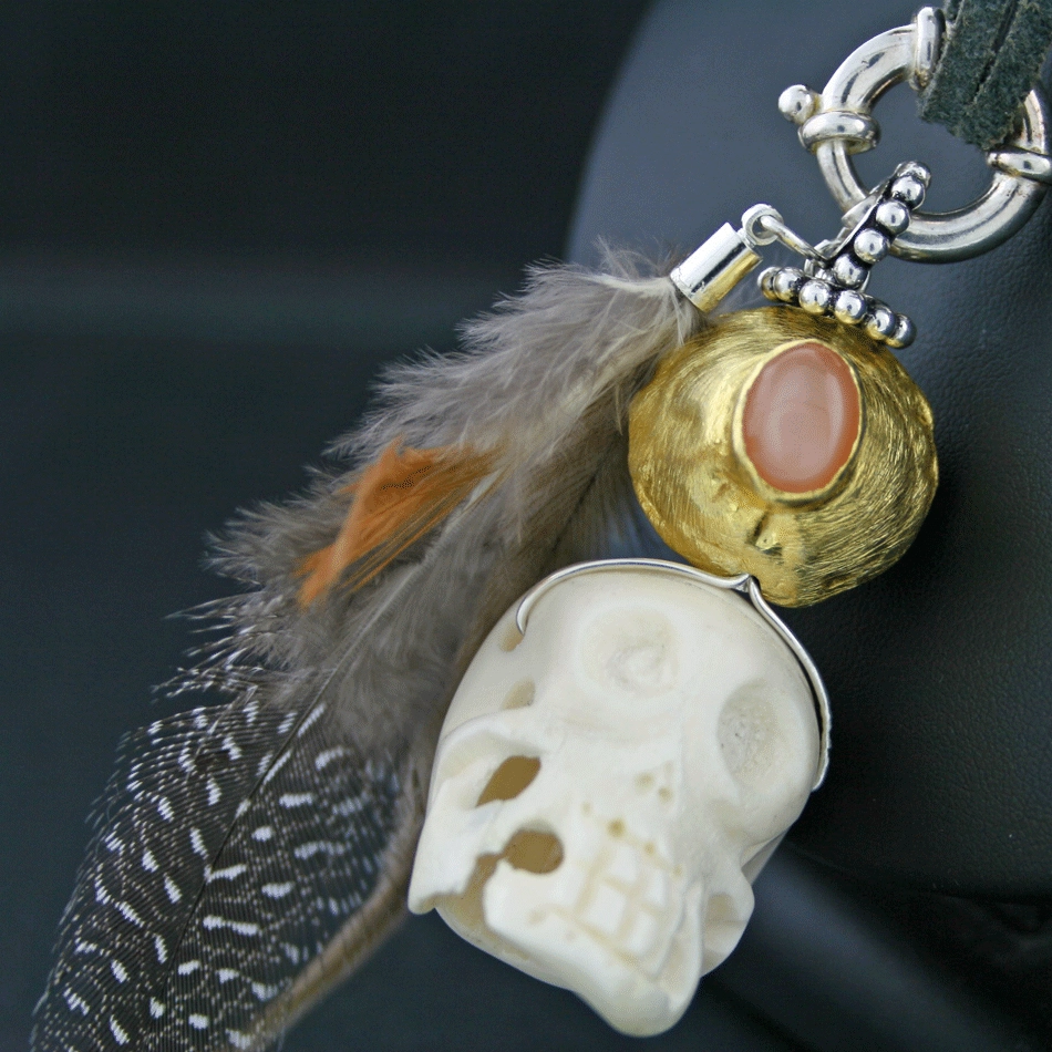 Piratenanhänger Vanitas Silber vergoldet Mondstein Hahnen Perlhuhnfedern